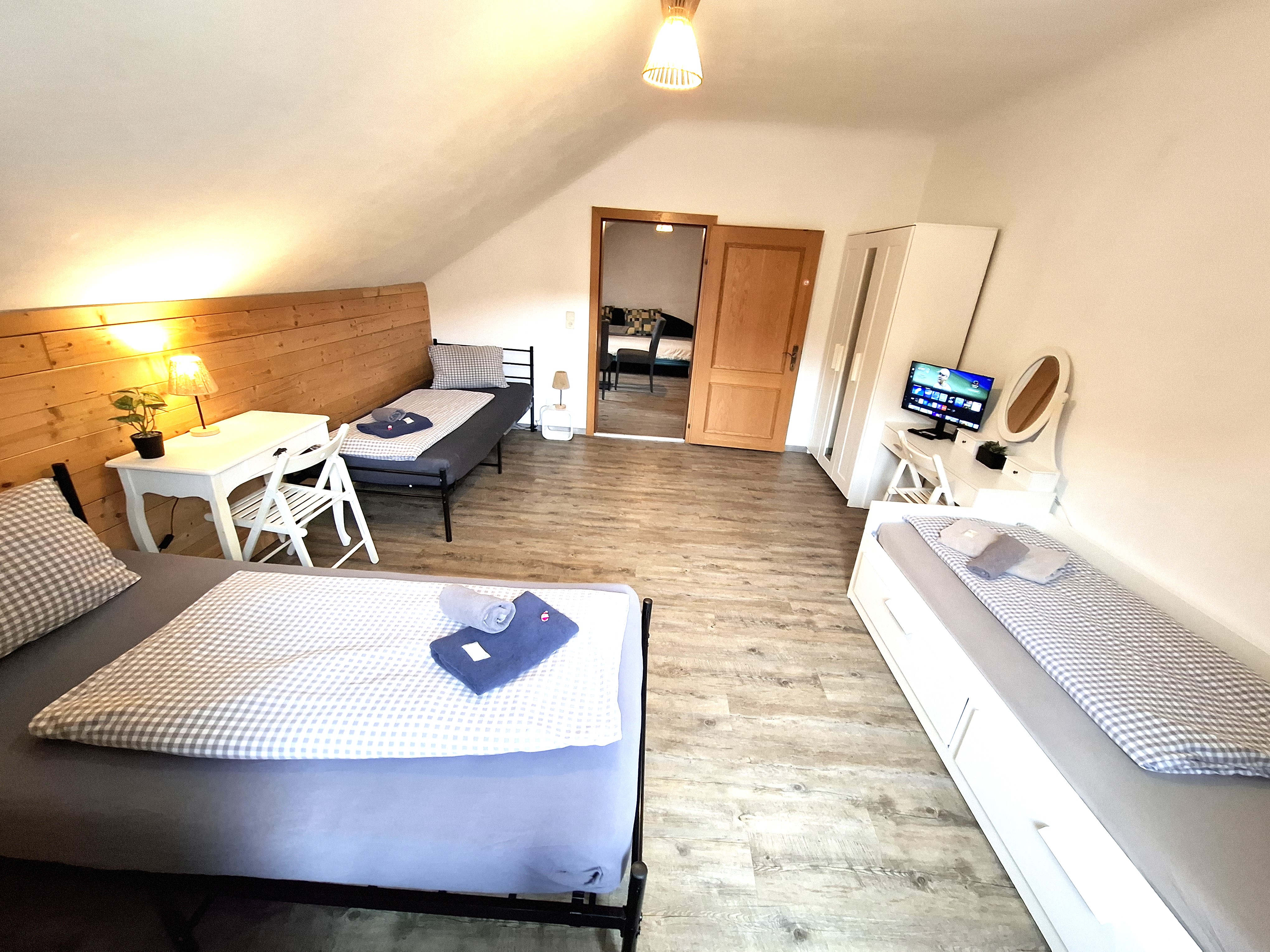 MonteurZimmer: Dreibettzimmer -  Raben *** Apartment Leoben - Donawitz-Monteurunterkunft - Langzeitaufenthalte 