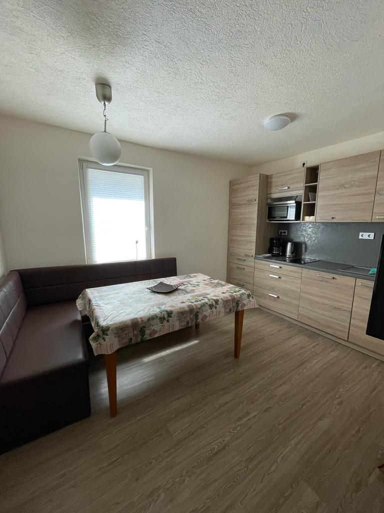 MonteurZimmer: Wohnbereich Erdgeschoß - Blaues Haus Stuttgart