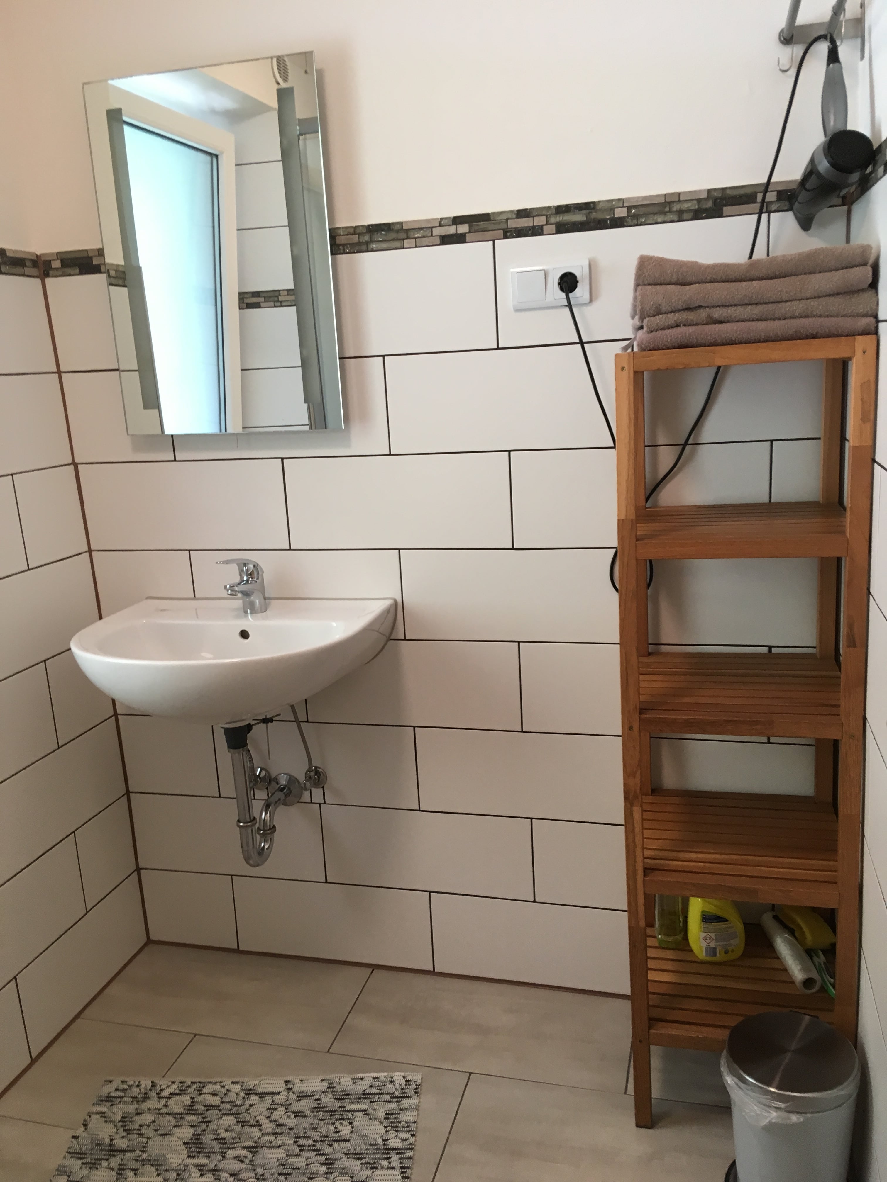 MonteurZimmer: Bad Erdgeschoß - Blaues Haus Stuttgart