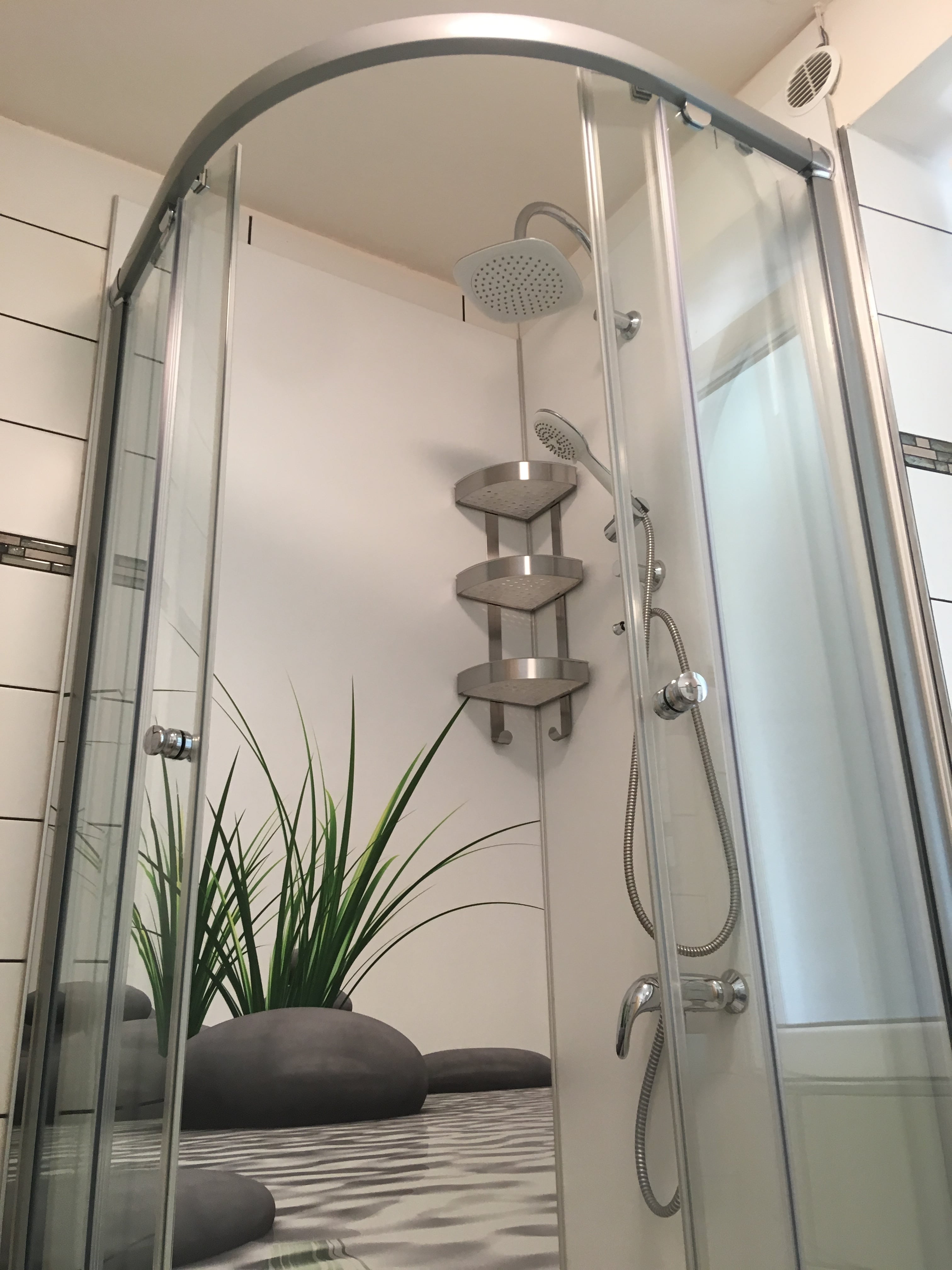 MonteurZimmer: Dusche Erdgeschoß - Blaues Haus Stuttgart