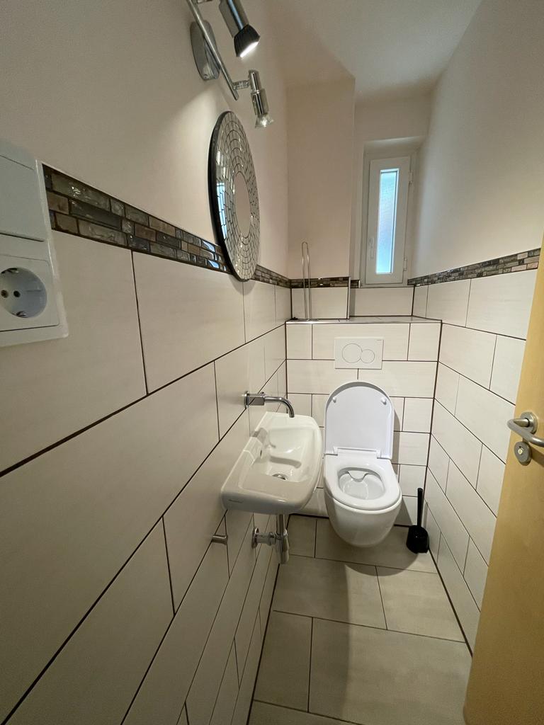 MonteurZimmer: Toilette Erdgeschoß - Blaues Haus Stuttgart