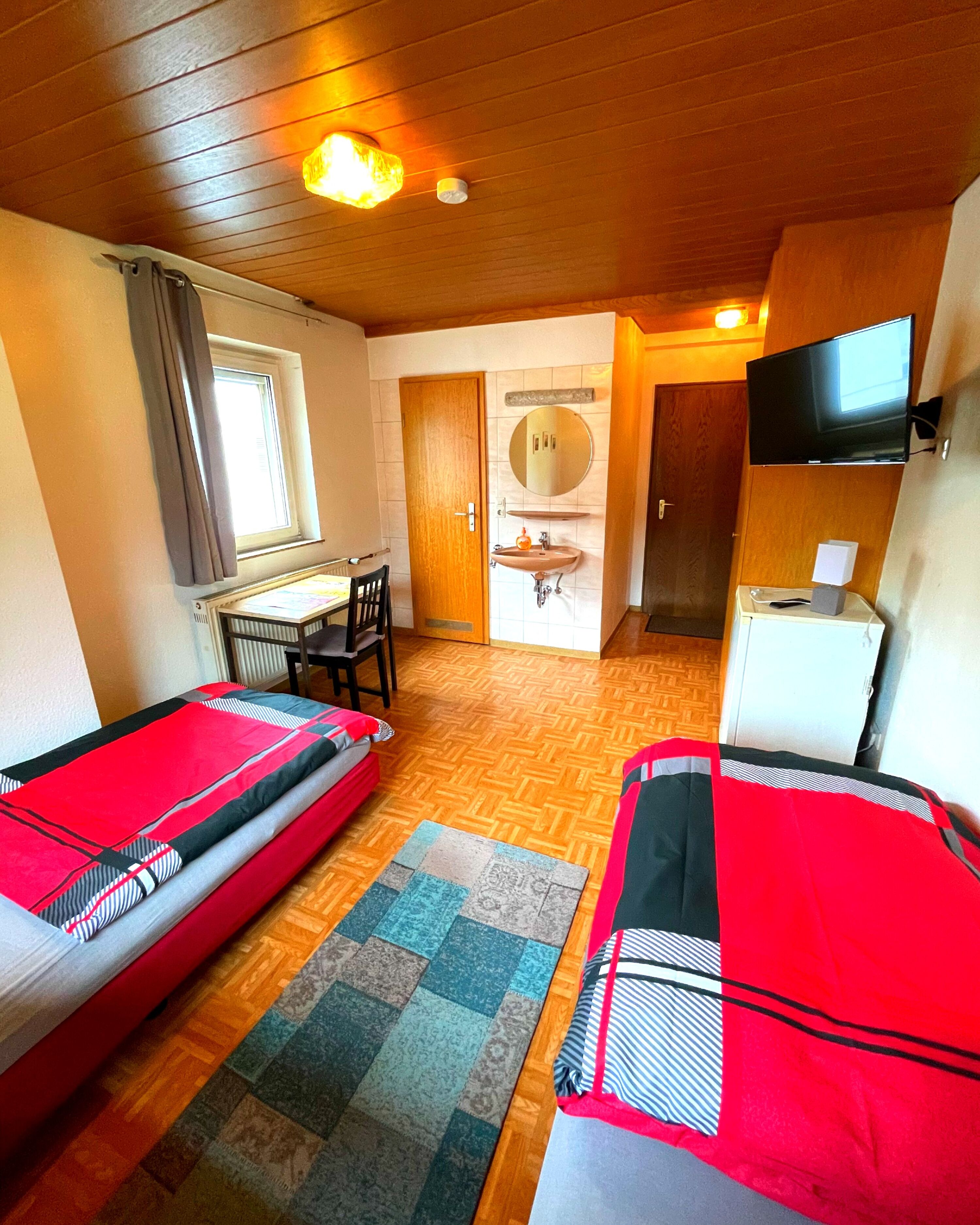 Monteur-Zimmer - Stuttgart - „ZIMMERfrei“ GÄSTEHÄUSER - STUTTGART - Gut & Günstig