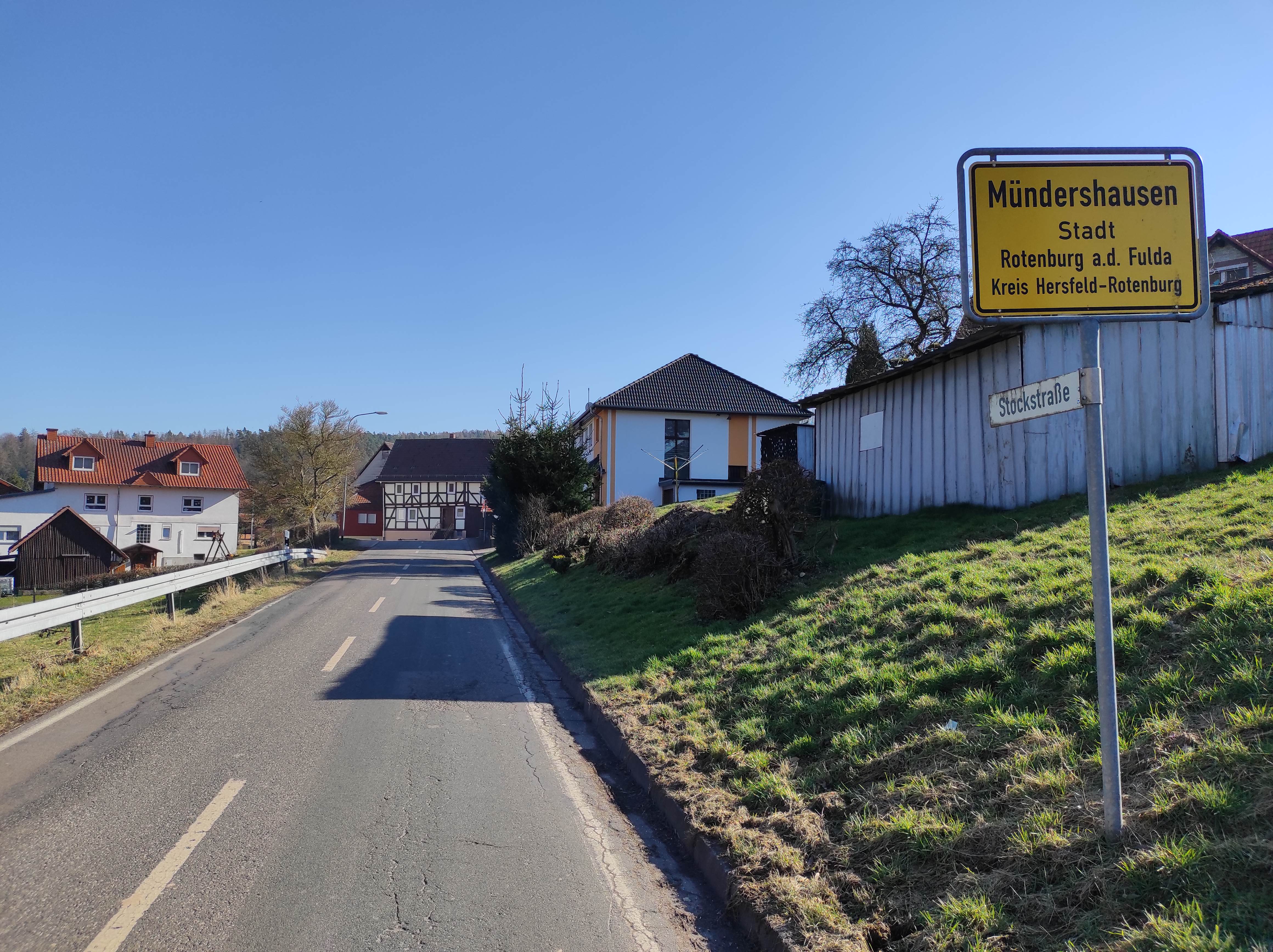 MonteurZimmer: Dorfeingang Mündershausen - Ferienwohnung Heidrun Brand
