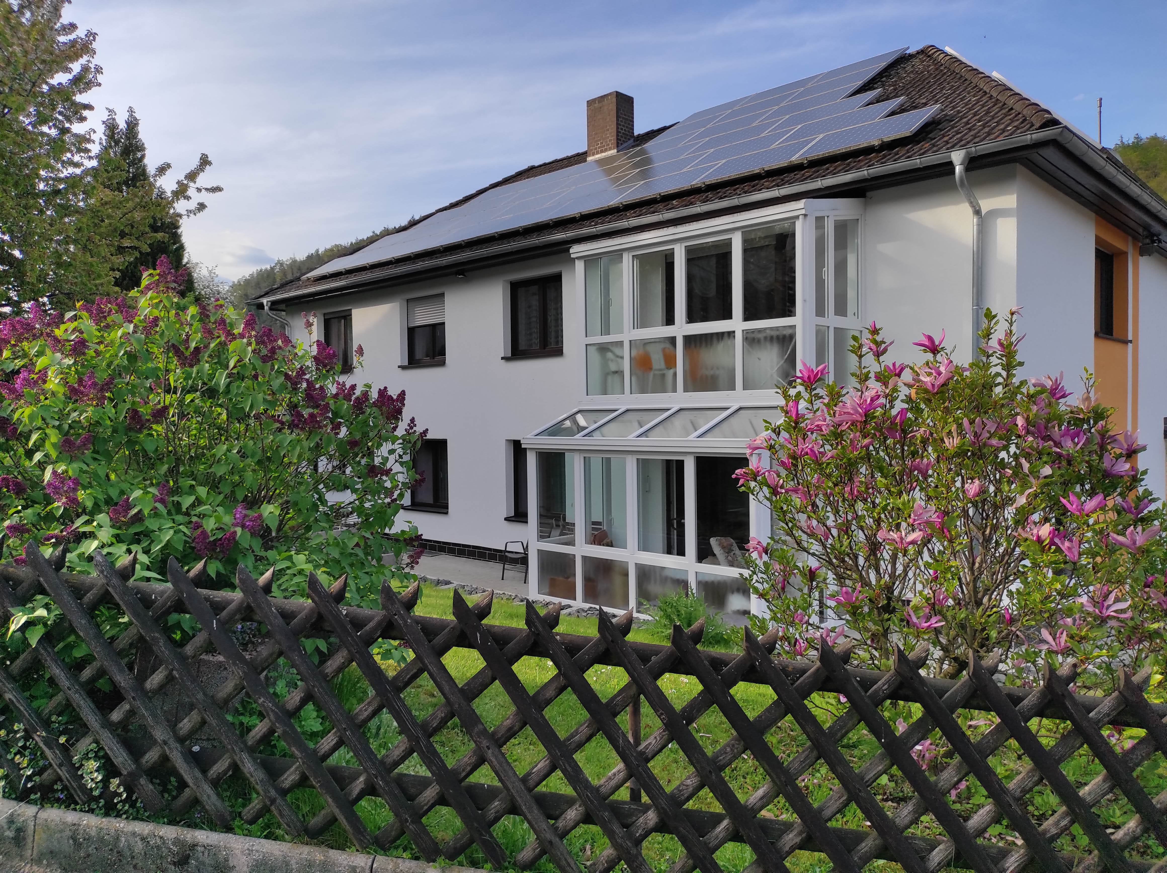 MonteurZimmer: Blick auf die Rückseite des Hauses - Ferienwohnung Heidrun Brand