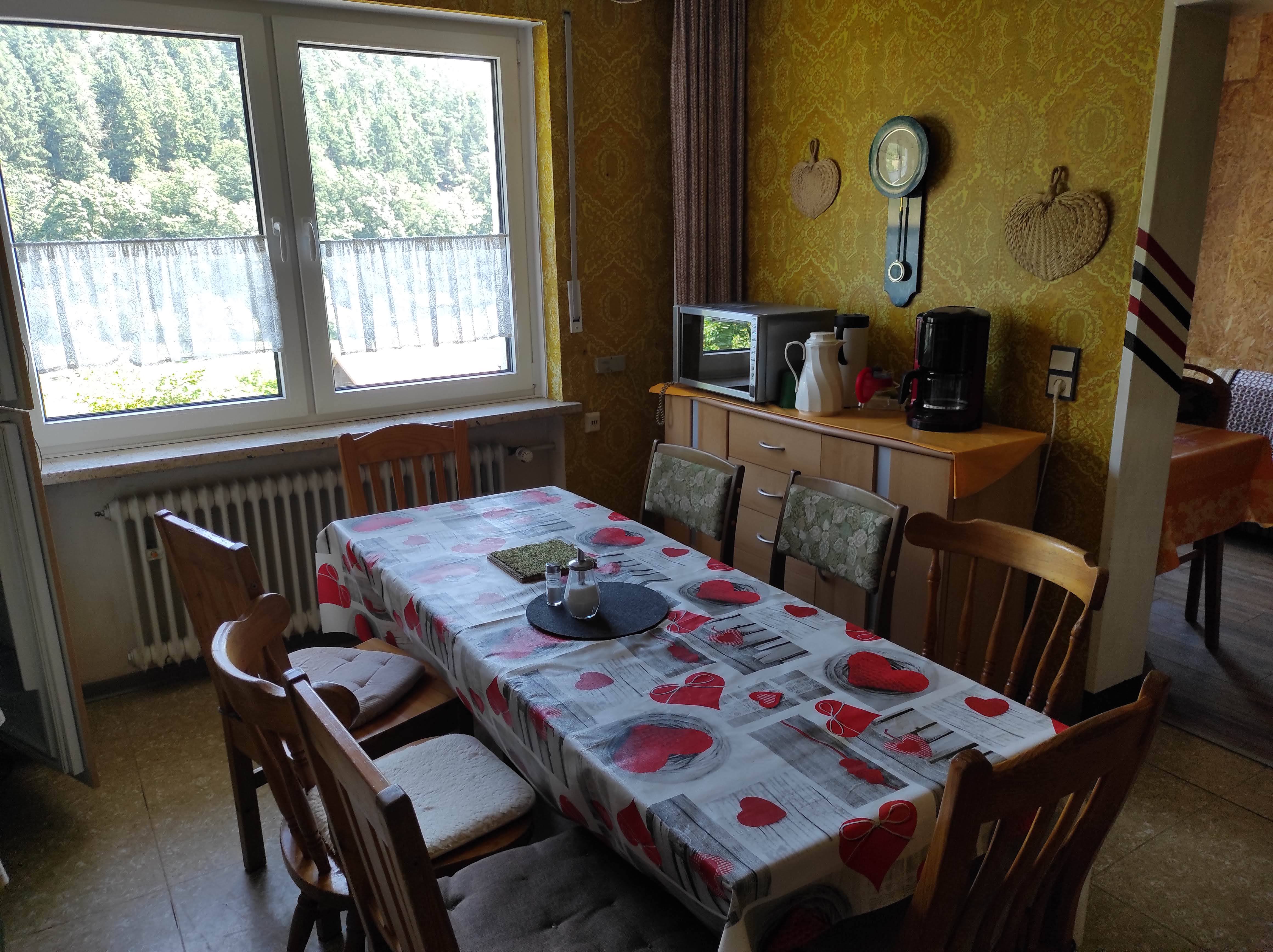 MonteurZimmer: Esstisch in der Küche - Ferienwohnung Heidrun Brand