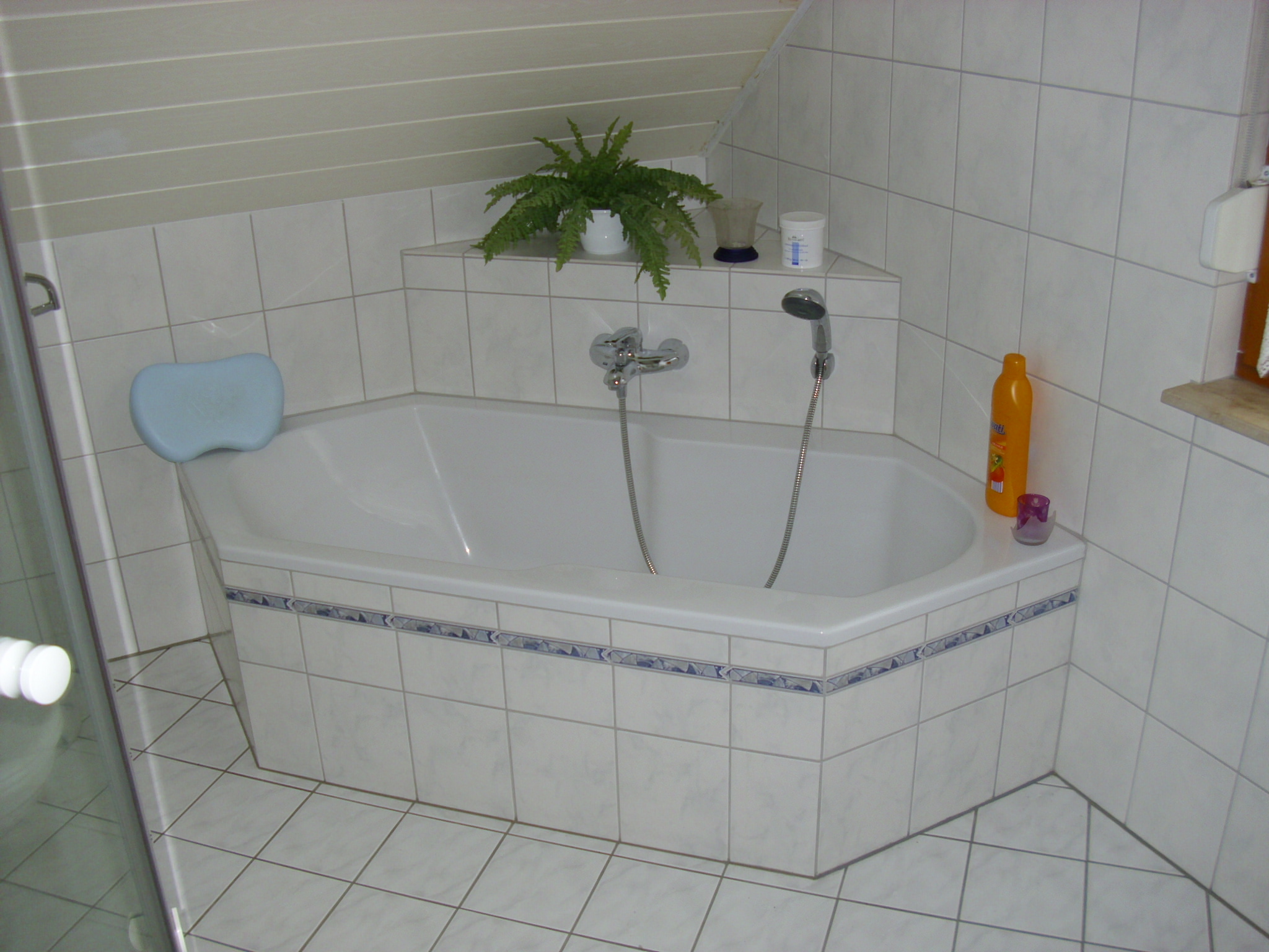 MonteurZimmer: Bad mit Wanne - Ferienwohnung Nadine Brand