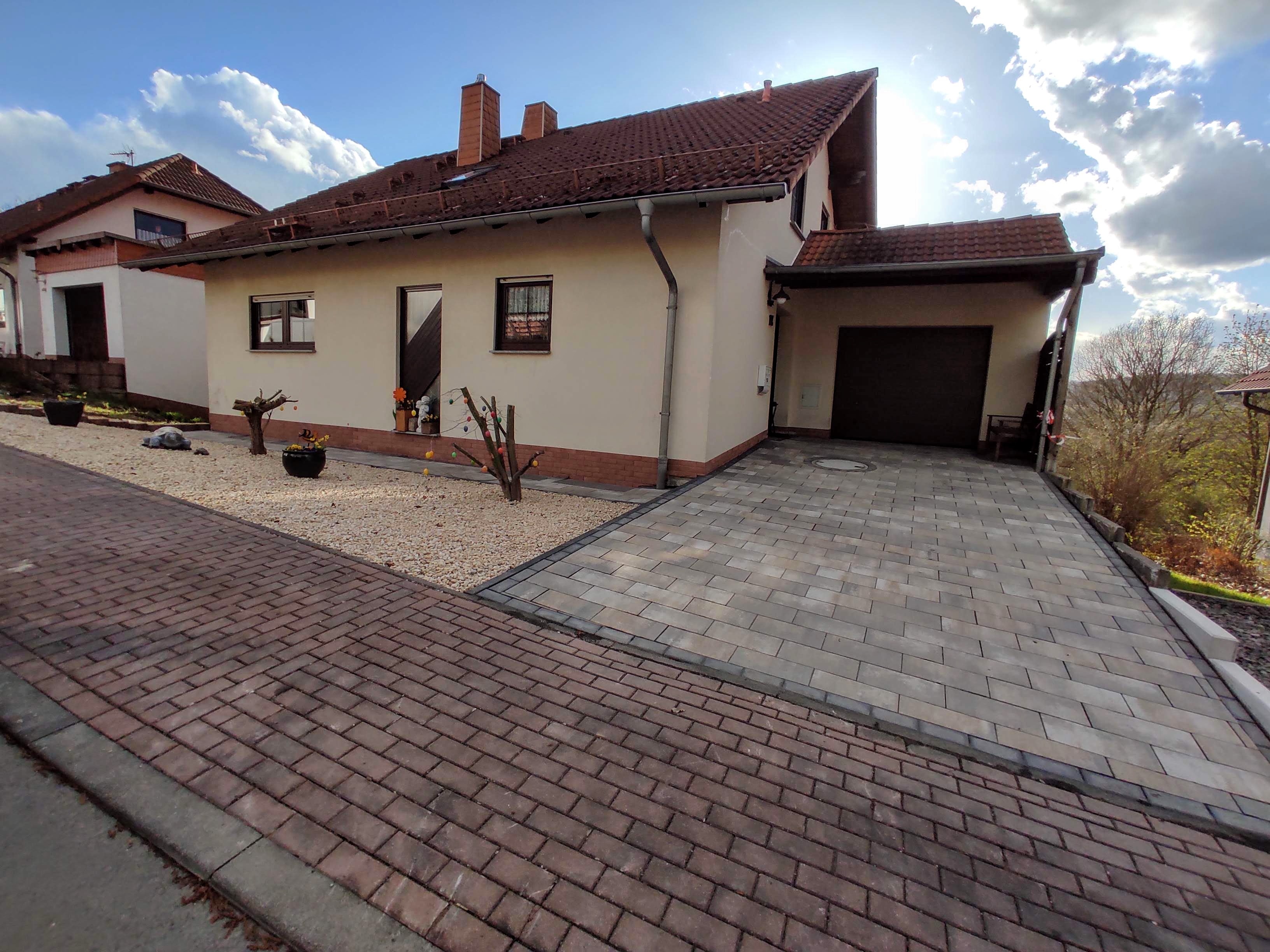 MonteurZimmer: Ansicht des Hauses von der Straßenseite. - Monteurwohnung MonteKali