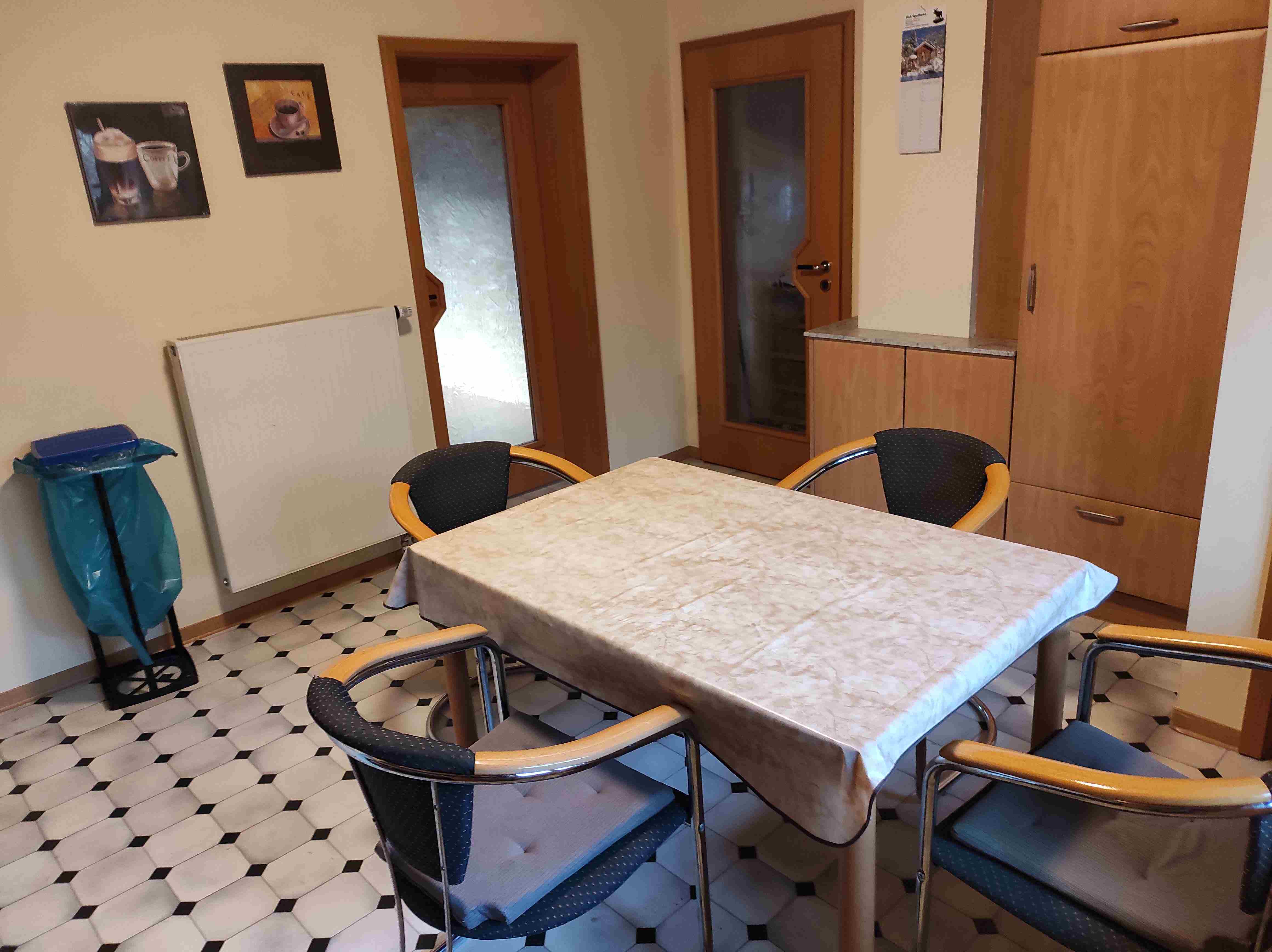 MonteurZimmer: Küchentisch - Monteurwohnung MonteKali