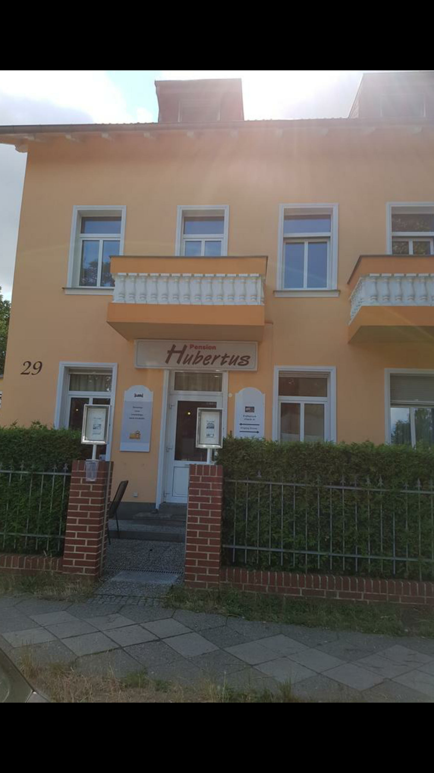 MonteurZimmer: Haus der Pension mit Balkon  - Pension Hubertus 