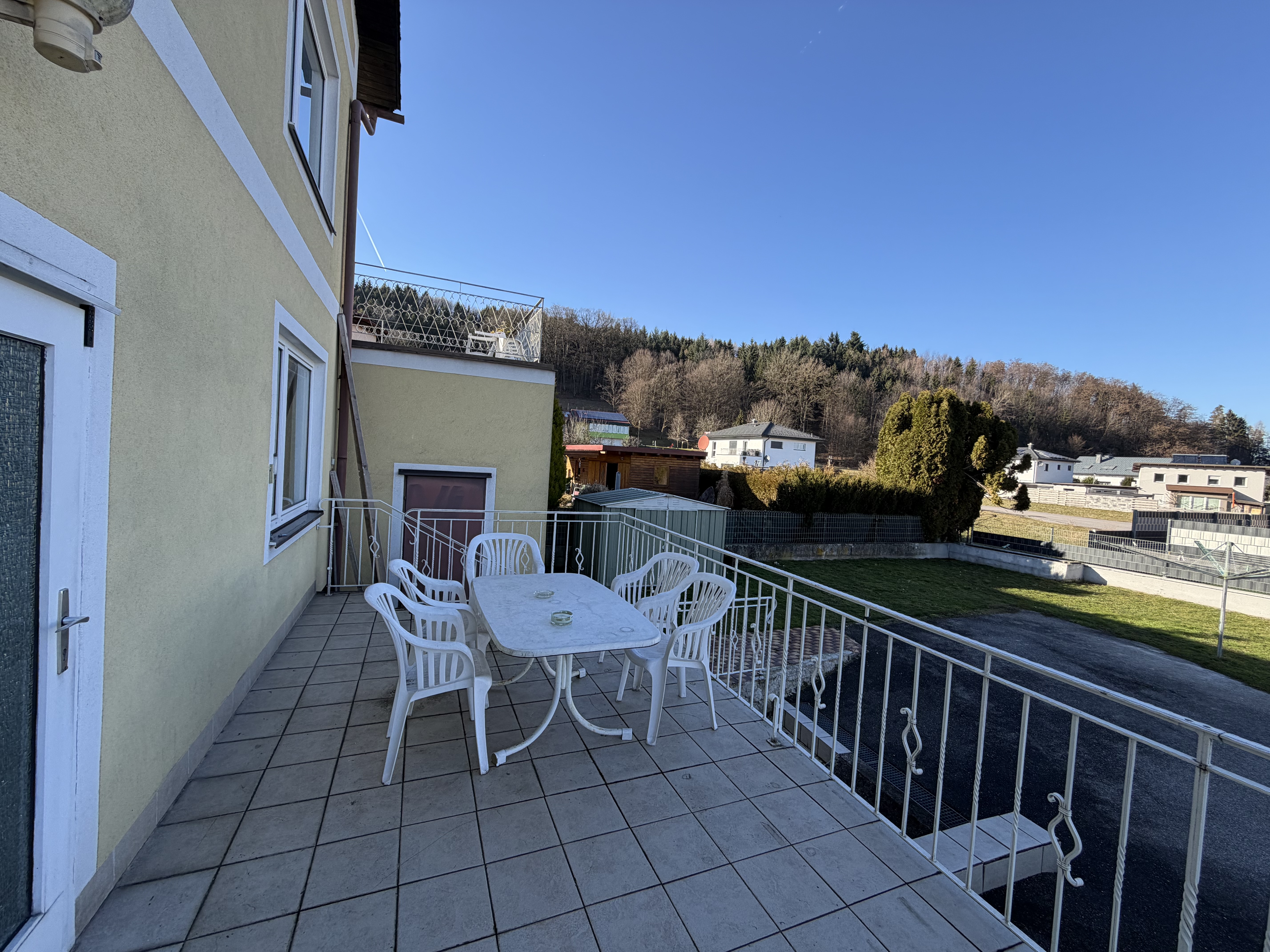 MonteurZimmer: Sitzecker mit Grillmöglichkeit am Balkon - Gästehaus Weinburg