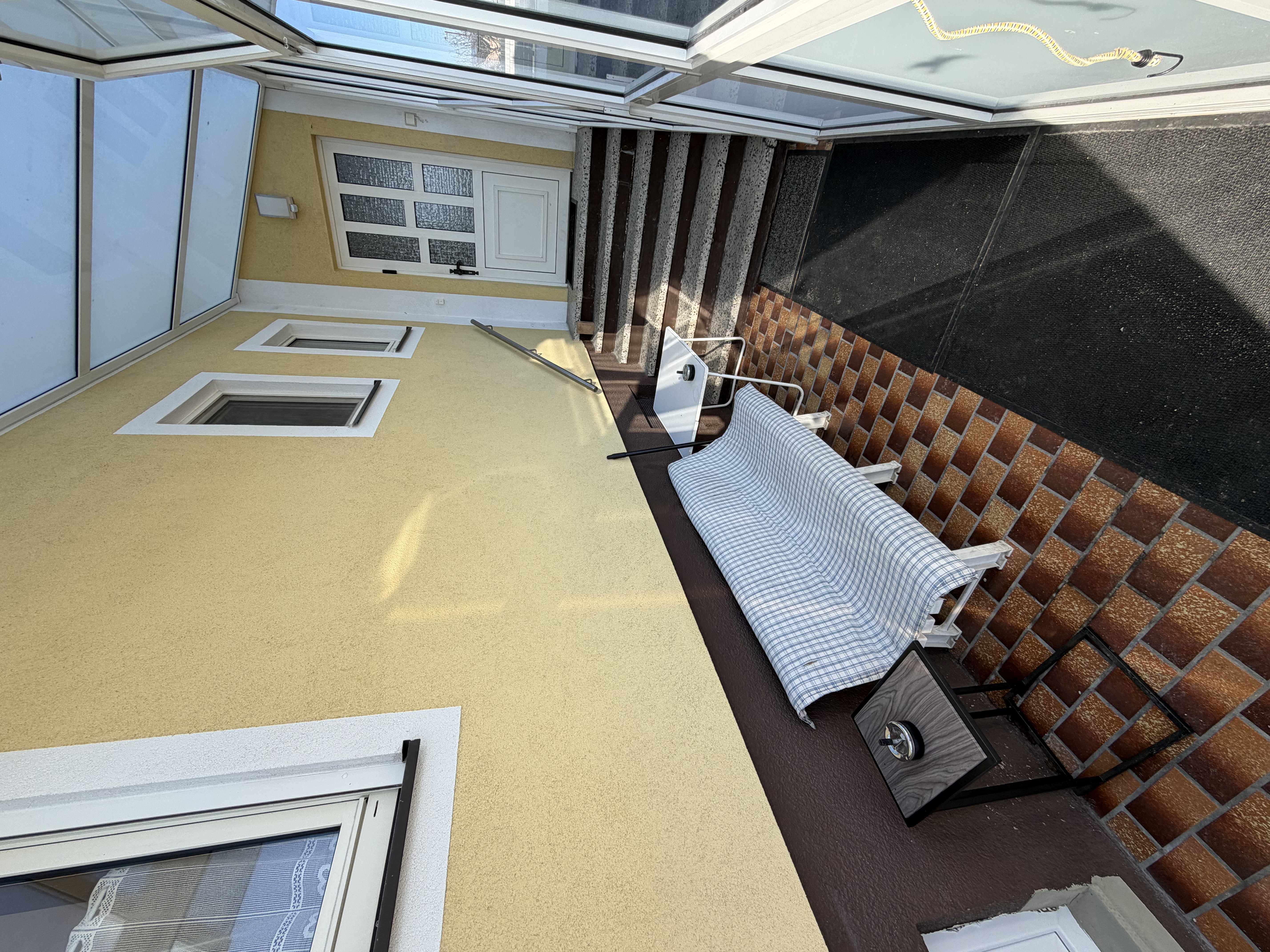 MonteurZimmer: Eingangsbereich mit Wintergarten, Raucherbereich - Gästehaus Weinburg