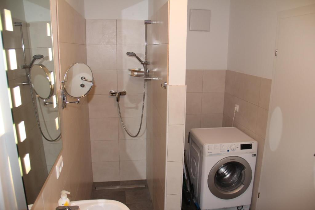 MonteurZimmer: Dusche/Waschmaschine - Apartment Urfahr