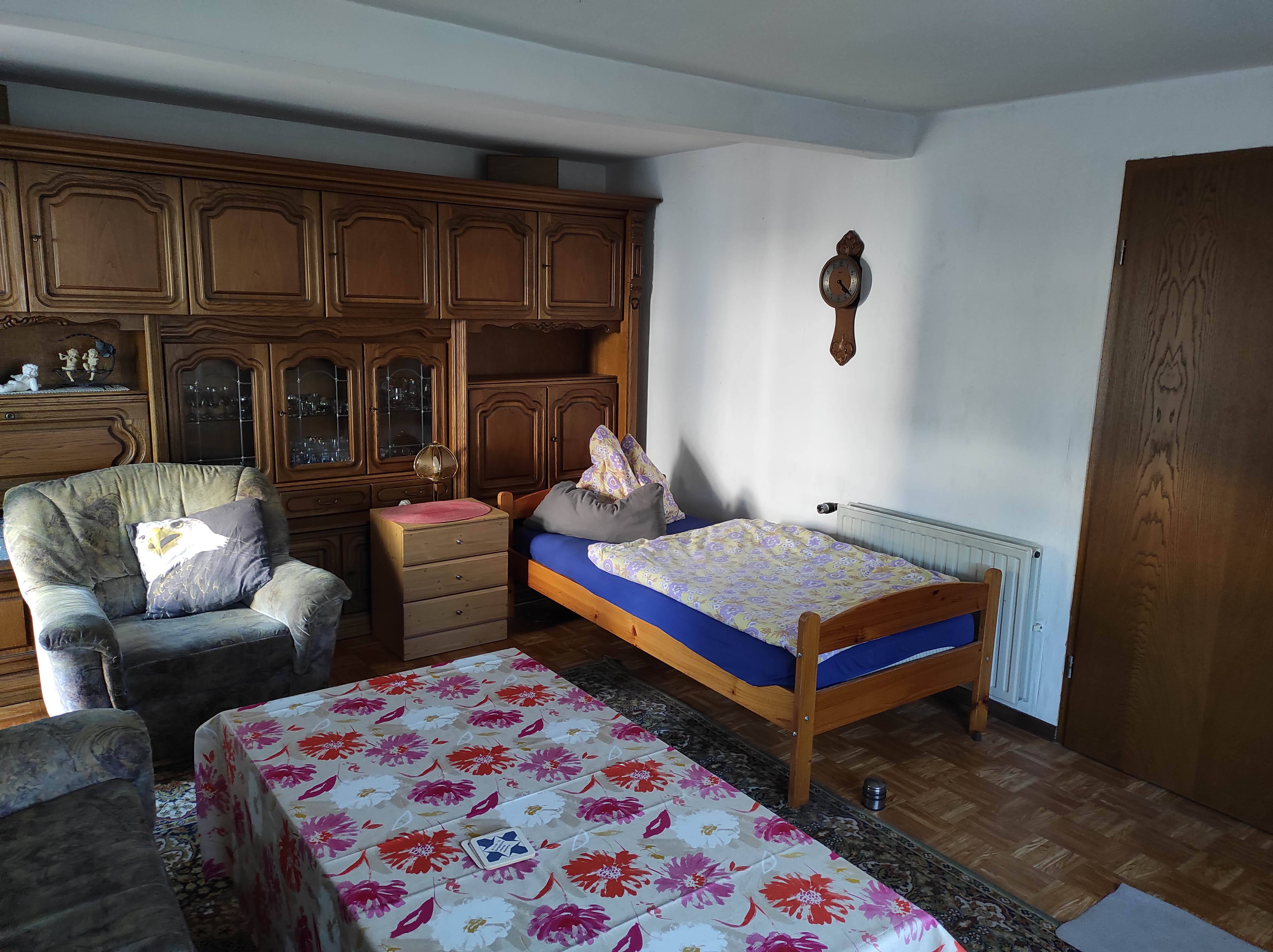 MonteurZimmer: Wohnzimmer mit einem Extra-Bett - Ferienhaus Brand