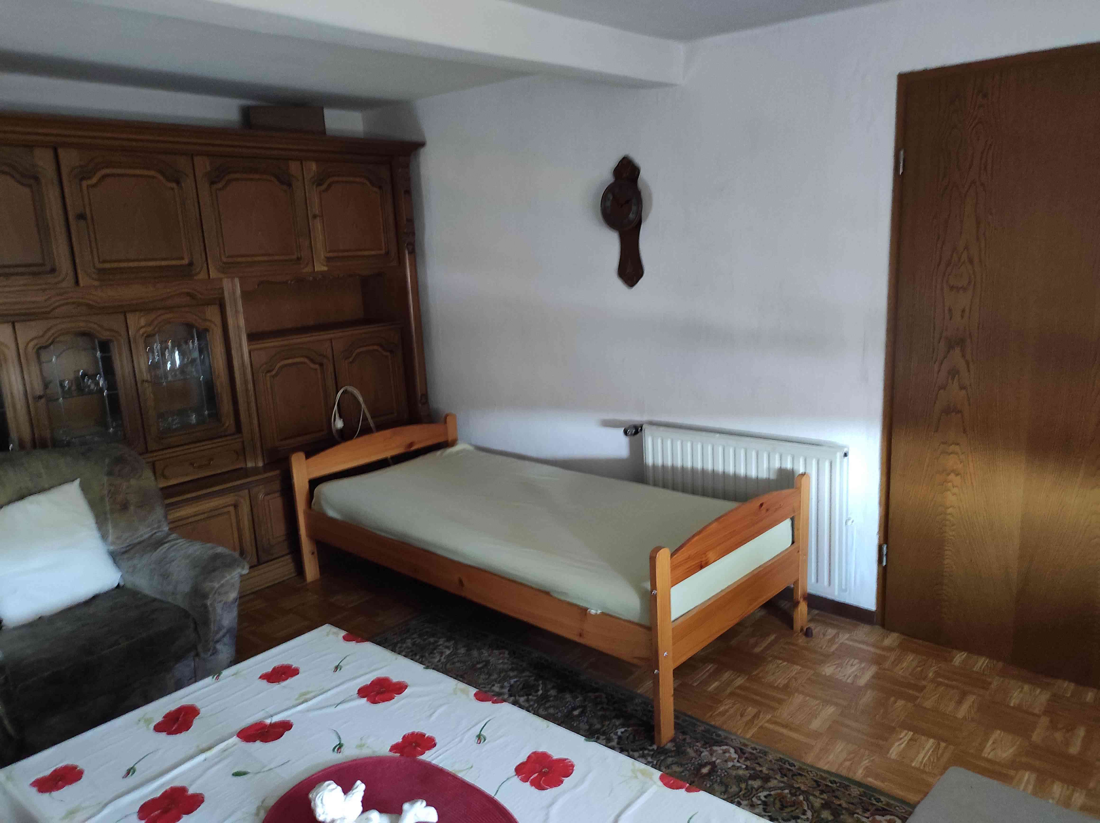 MonteurZimmer: Wohnzimmer mit Extra Bett - Ferienhaus Brand