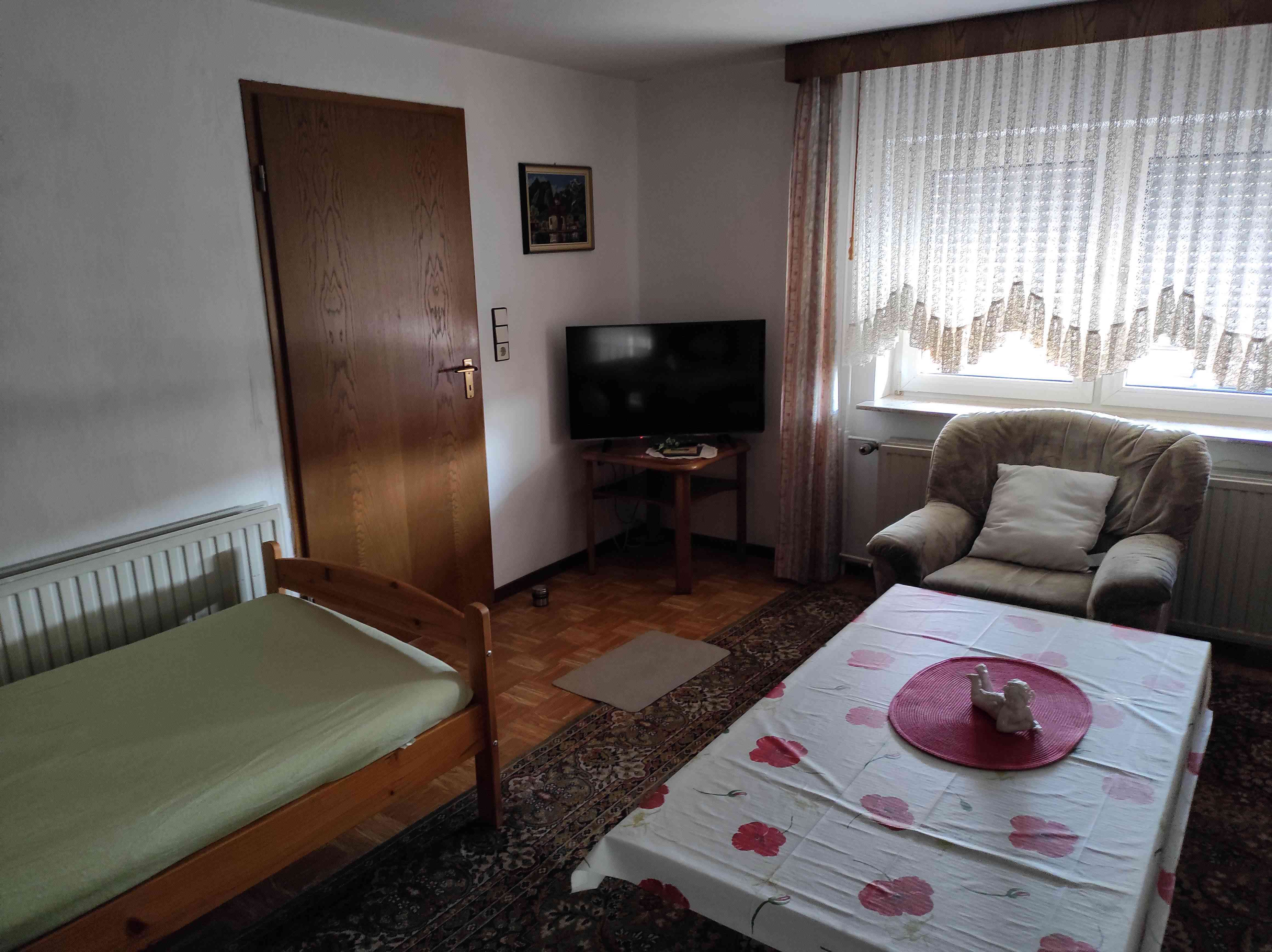 MonteurZimmer: TV im Wohnzimmer - Ferienhaus Brand