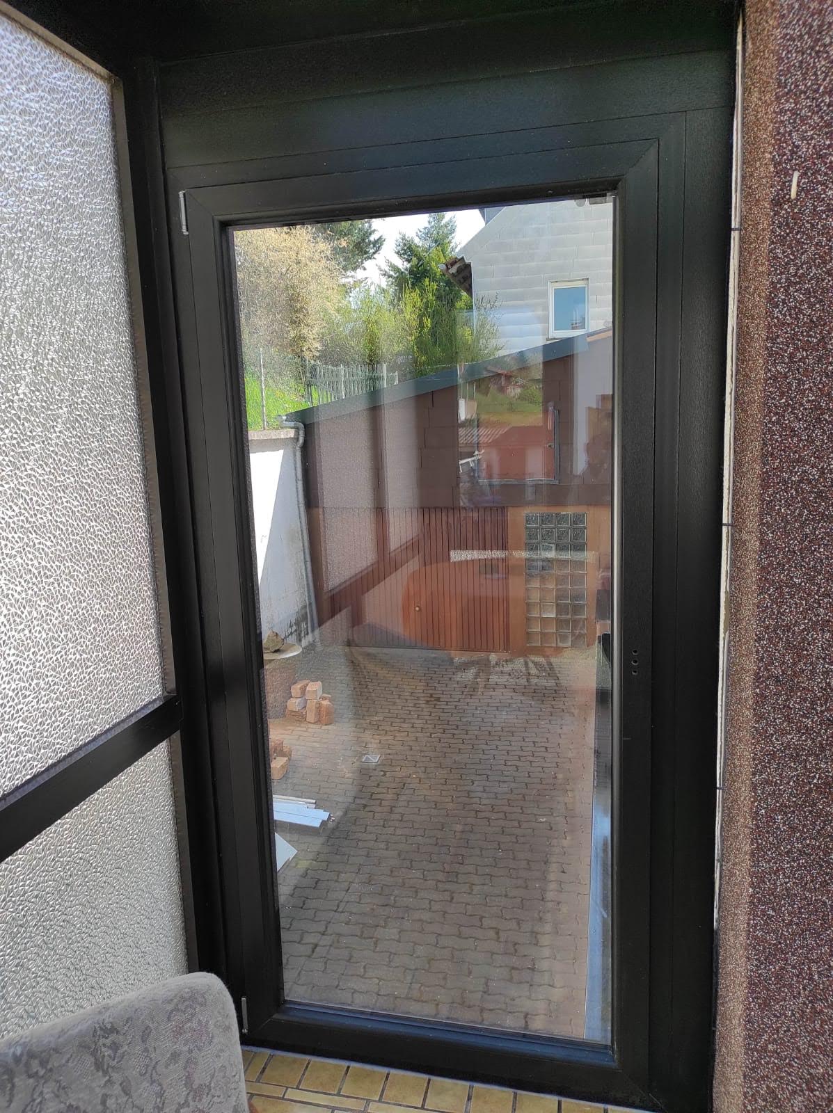 MonteurZimmer: Ausgang zu Charlies Almhütte - Ferienhaus Brand