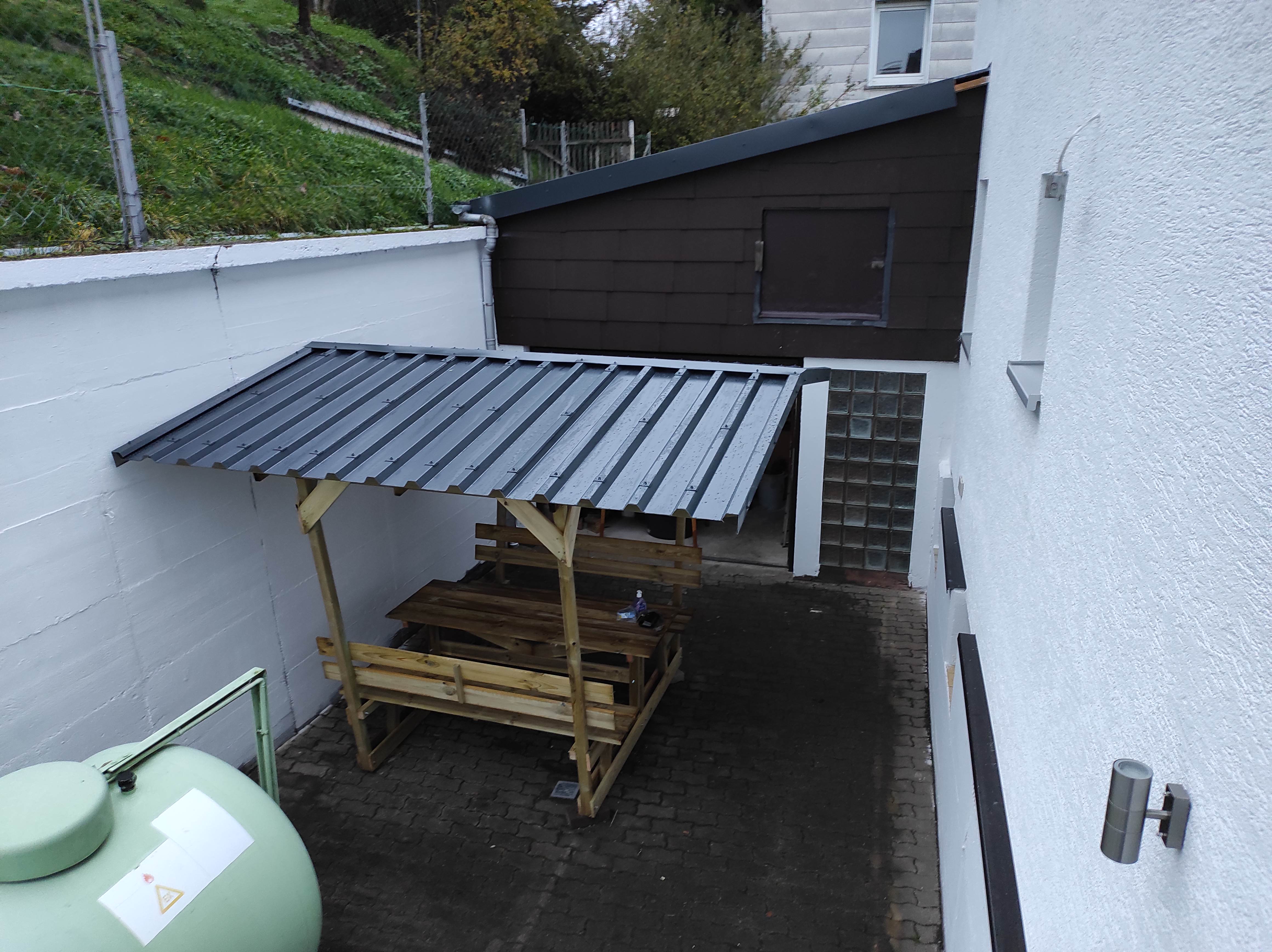 MonteurZimmer: Blick auf Charlies Almhütte - Ferienhaus Brand