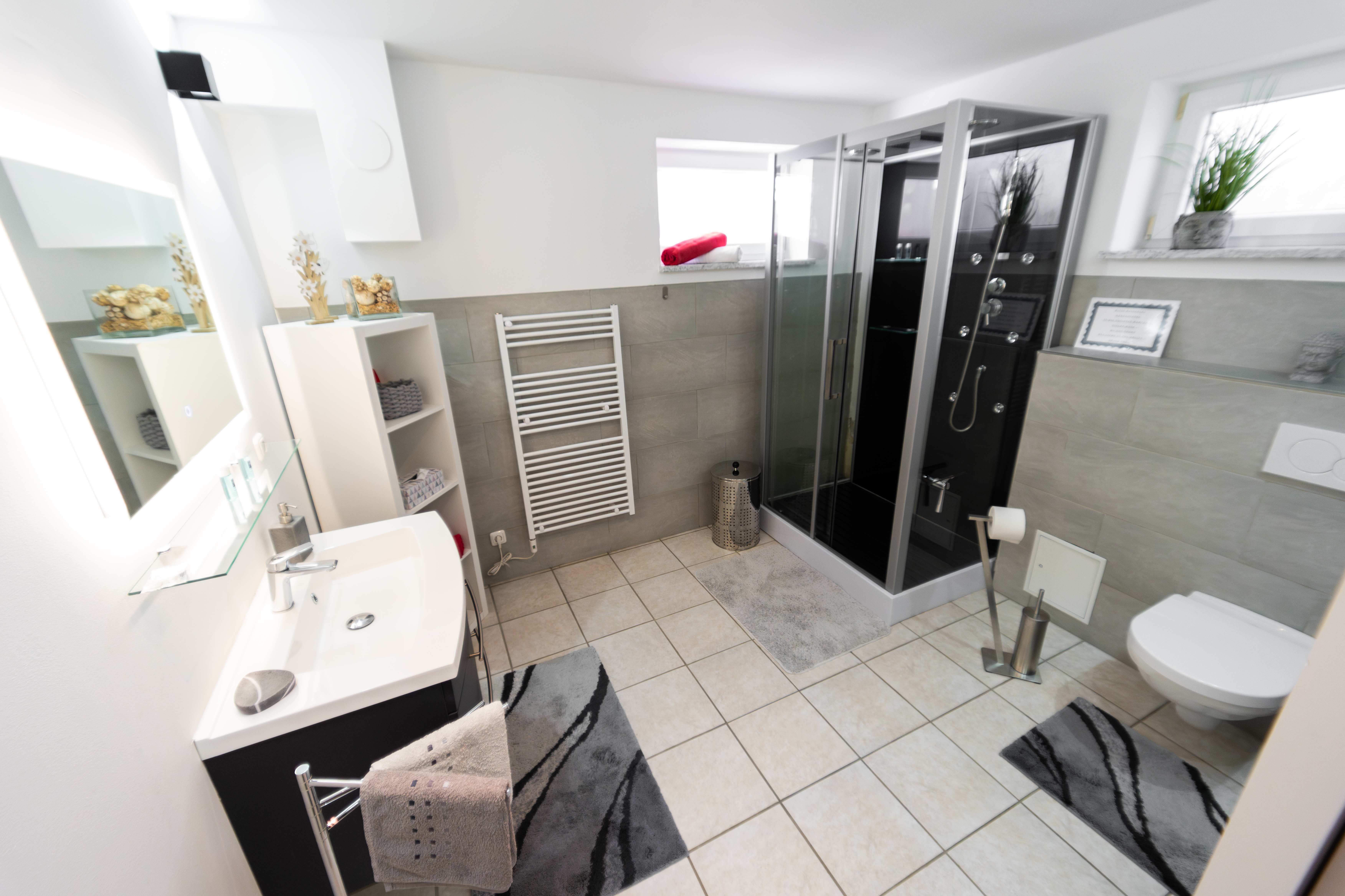 MonteurZimmer: Bad mit Regenwalddusche - Ferienwohnung am Wildbach bei Passau