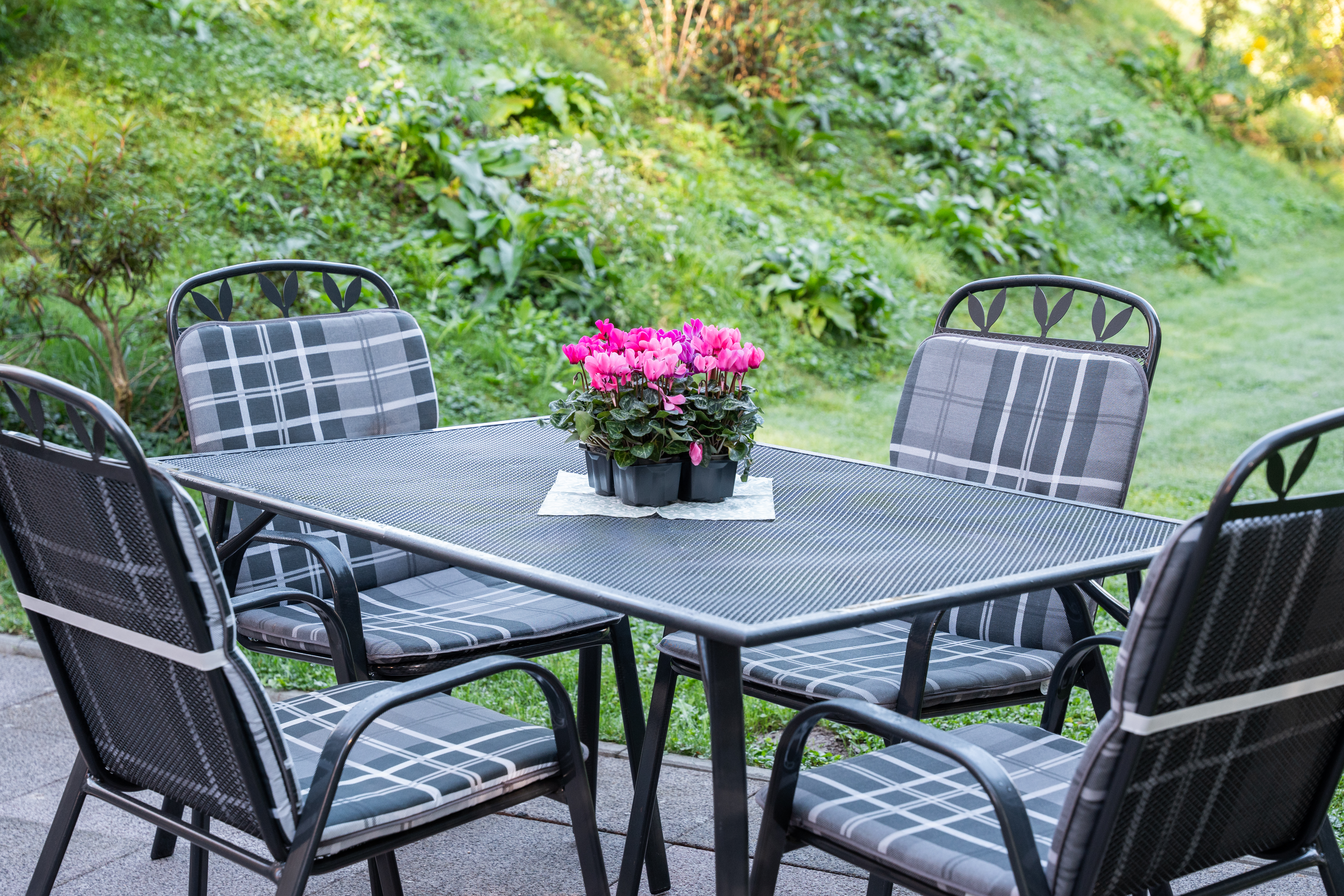 MonteurZimmer: Gartenbestuhlung - Ferienwohnung am Wildbach bei Passau