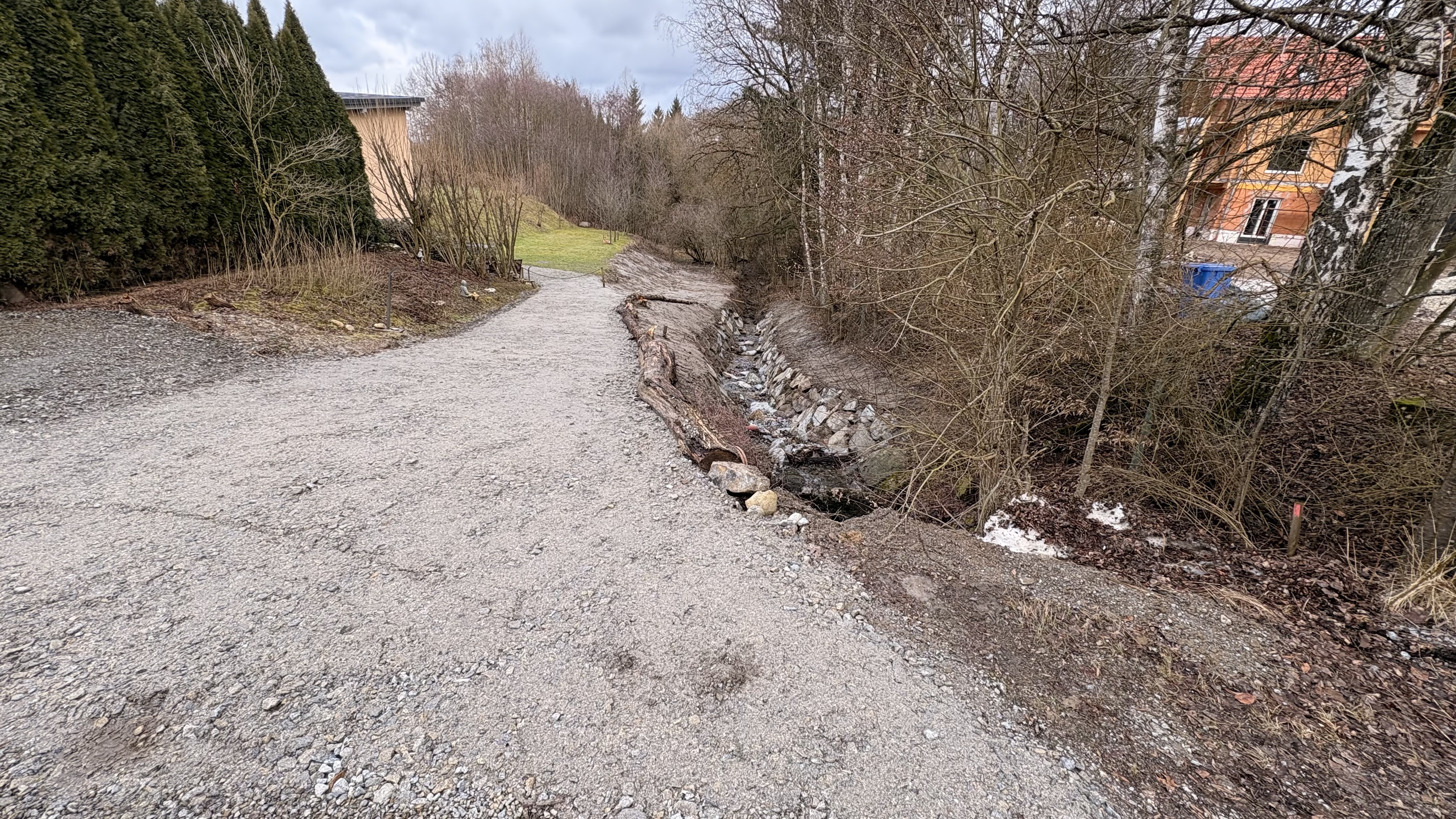 MonteurZimmer: Kostenloser Parkbereich für 2 PKW - Ferienwohnung am Wildbach bei Passau