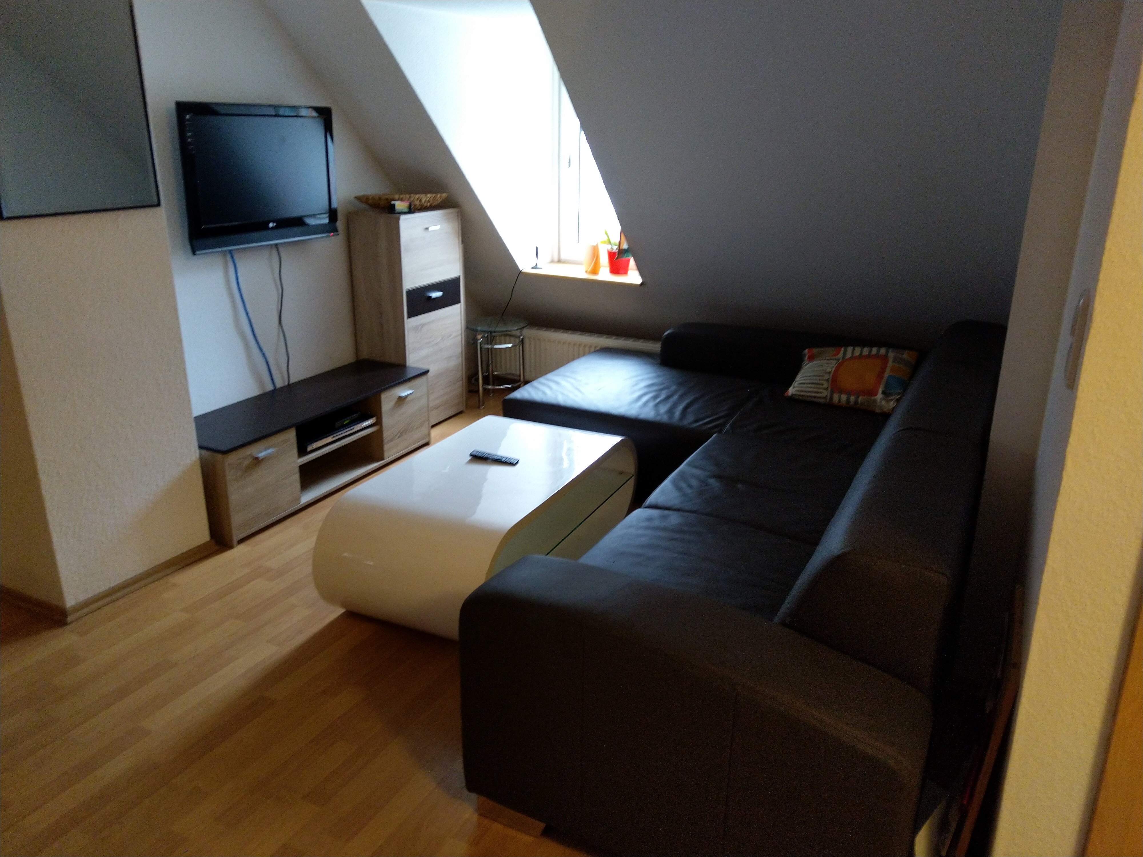 MonteurZimmer: Wohnzimmer mit Fernseher - Gästezimmervermietung Simon - Gästezimmer am Main