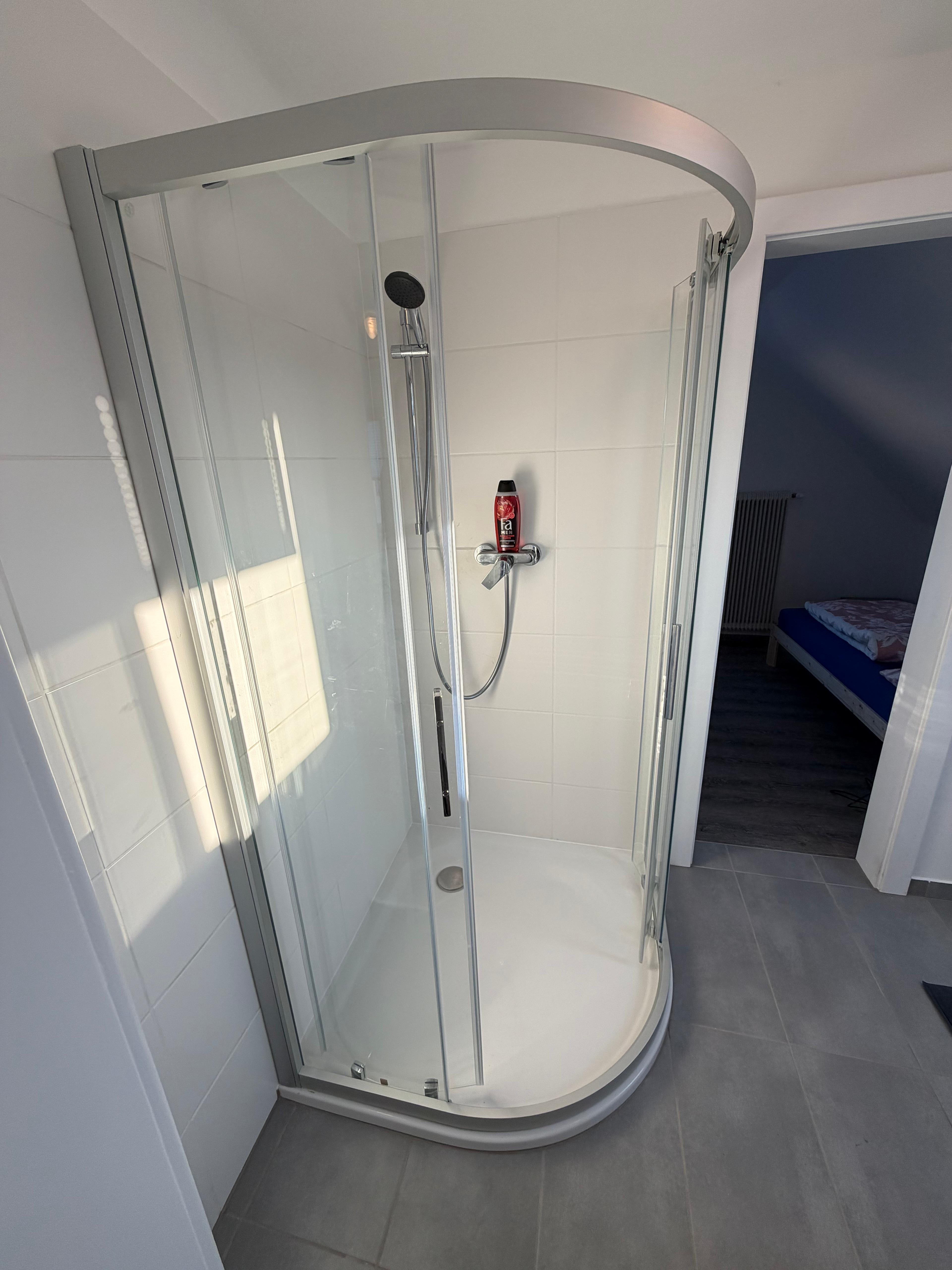 MonteurZimmer: Dusche - Idyllisches Einfamilienhaus in Klagenfurt für Arbeiter oder Urlauber