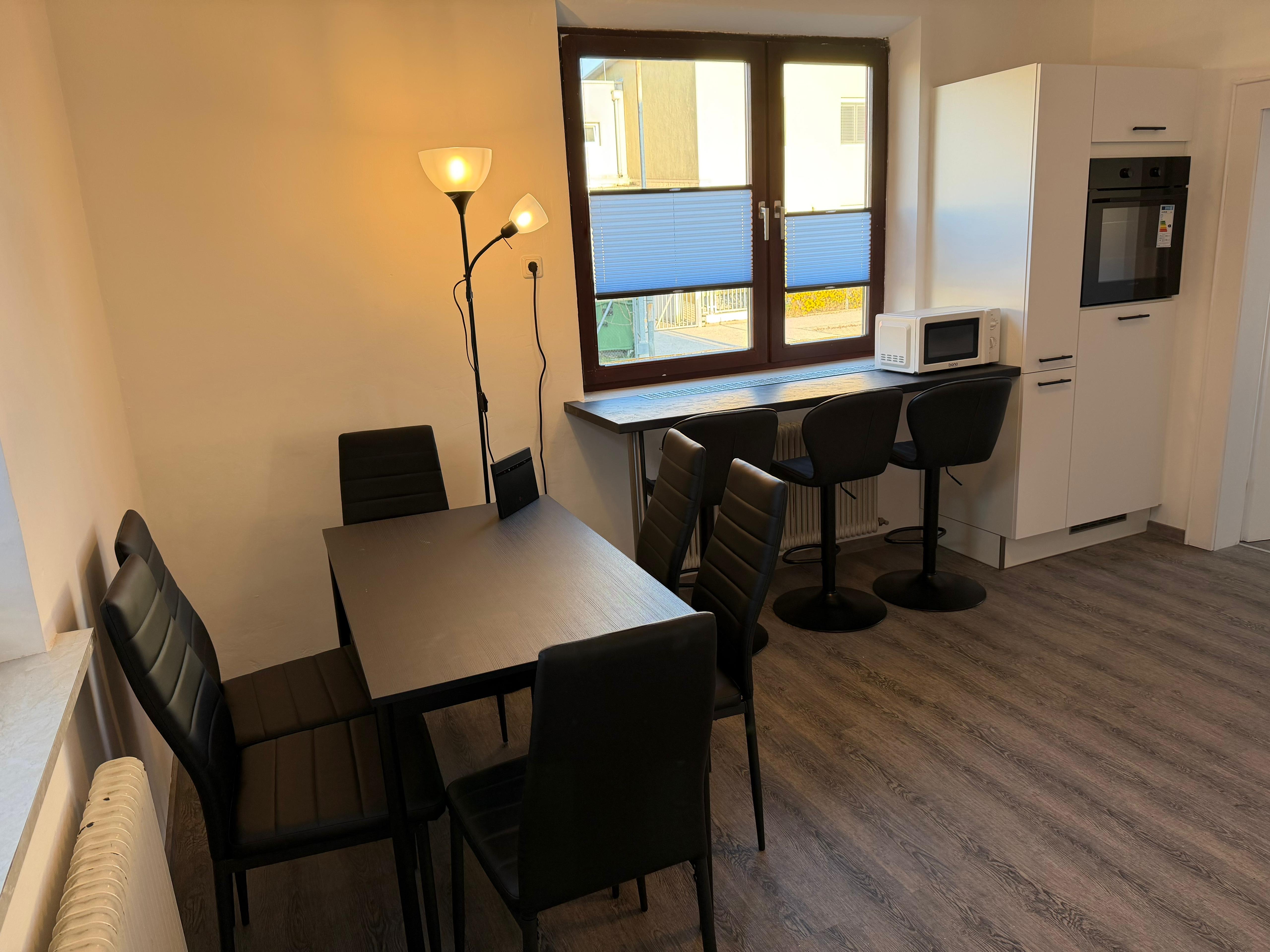 MonteurZimmer: Essbereich - Idyllisches Einfamilienhaus in Klagenfurt für Arbeiter oder Urlauber