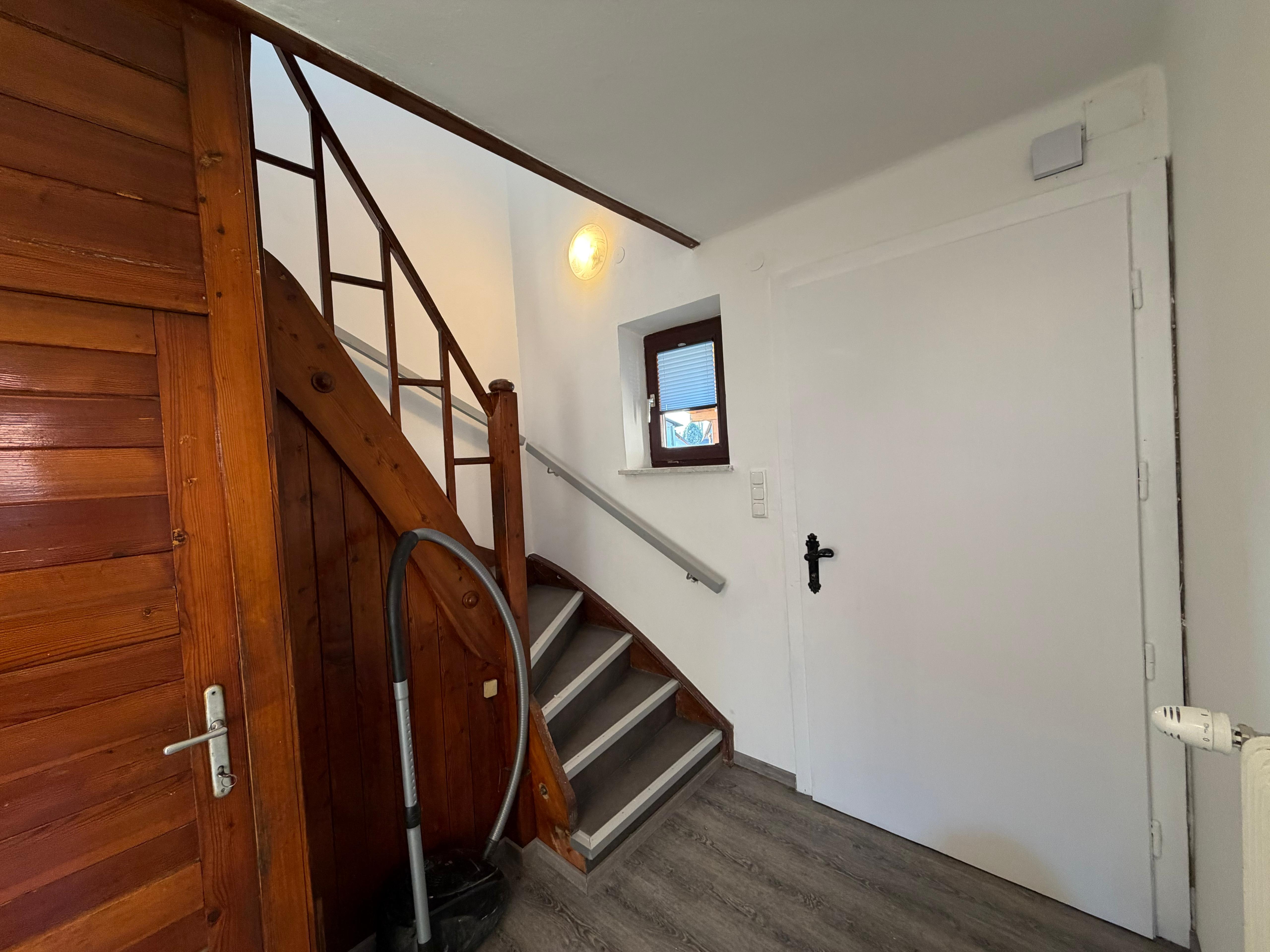 MonteurZimmer: Stiegenhaus - Idyllisches Einfamilienhaus in Klagenfurt für Arbeiter oder Urlauber