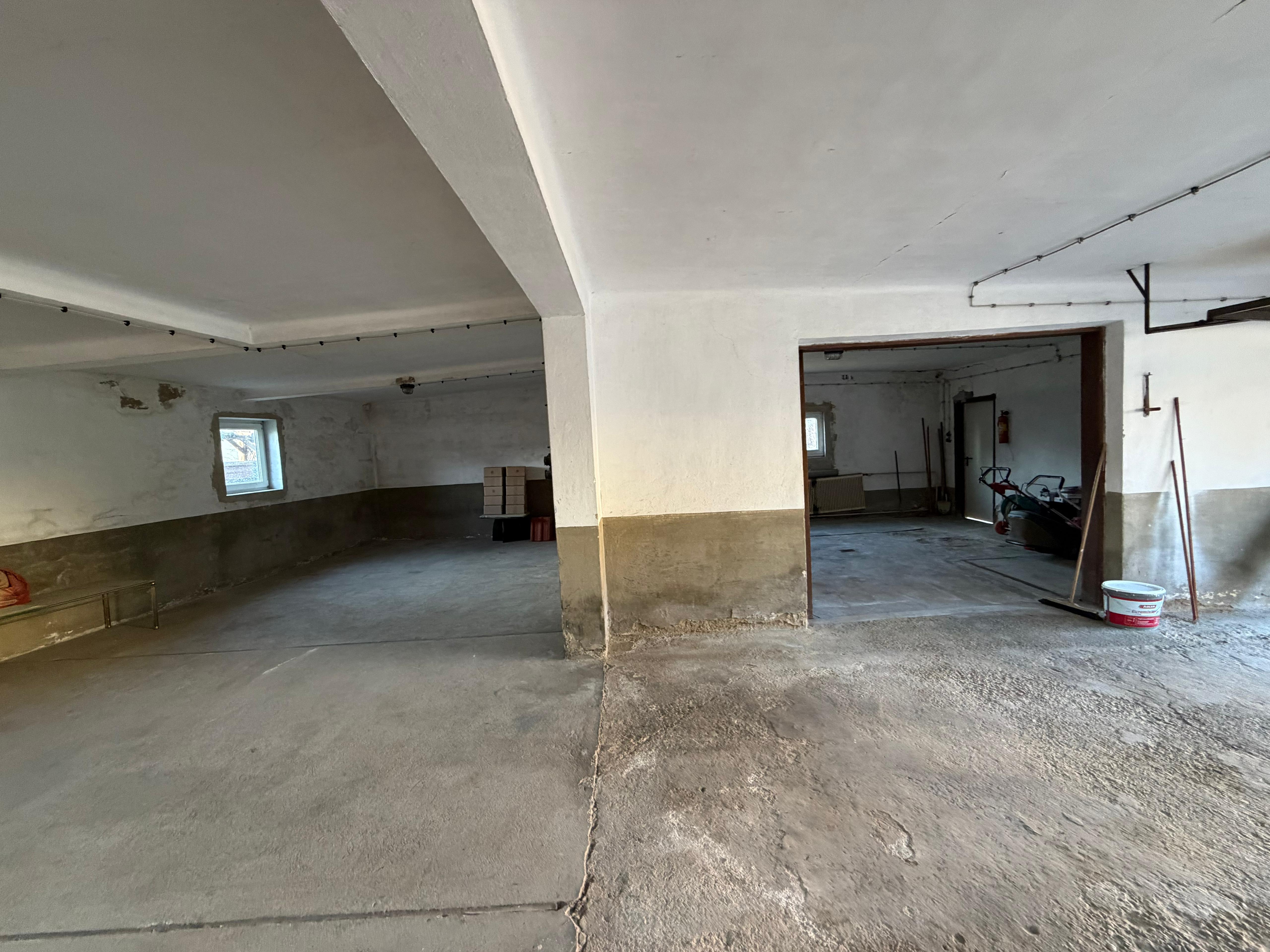 MonteurZimmer: Garage innen - Idyllisches Einfamilienhaus in Klagenfurt für Arbeiter oder Urlauber