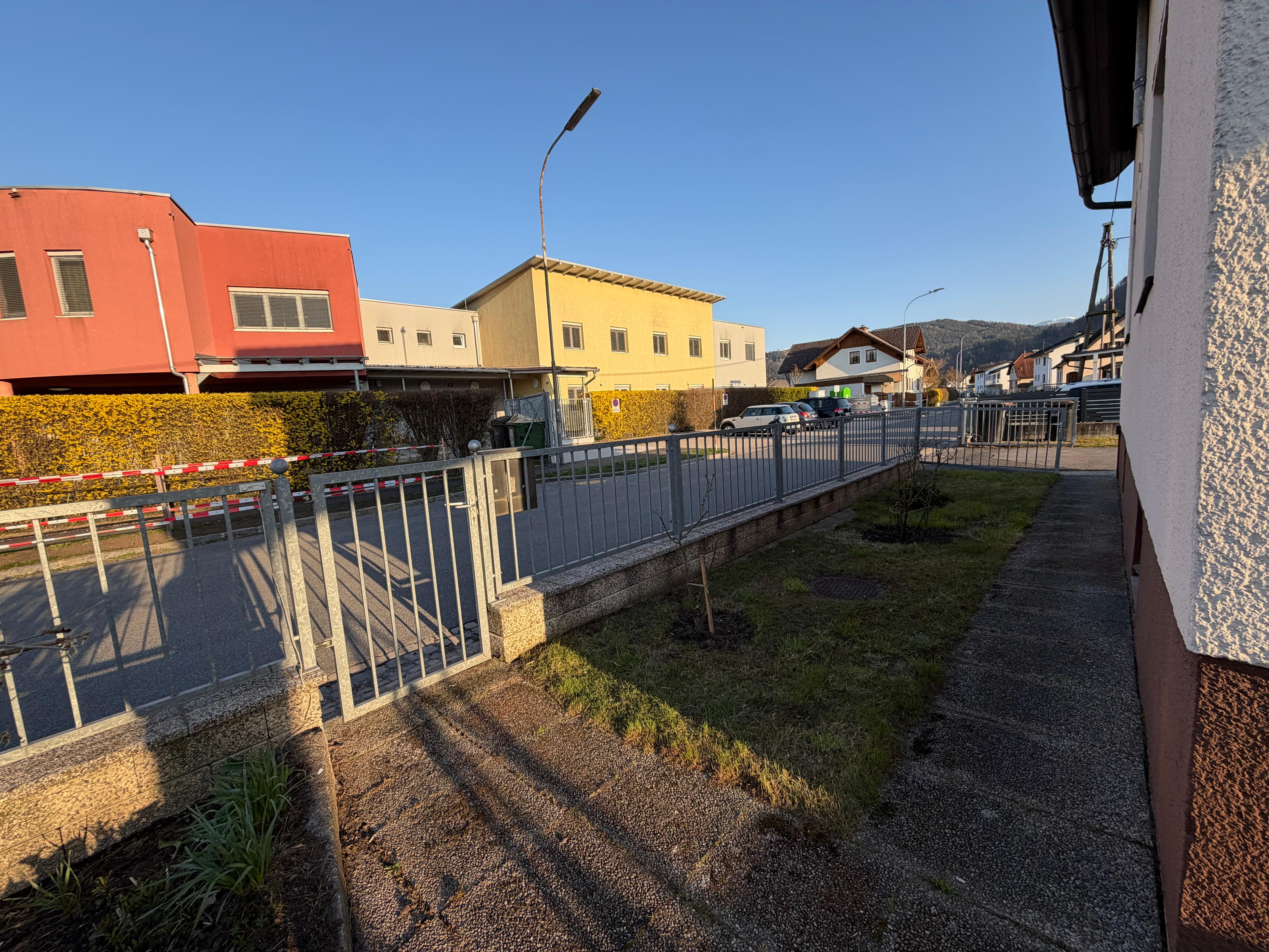 MonteurZimmer: Vorgarten - Idyllisches Einfamilienhaus in Klagenfurt für Arbeiter oder Urlauber