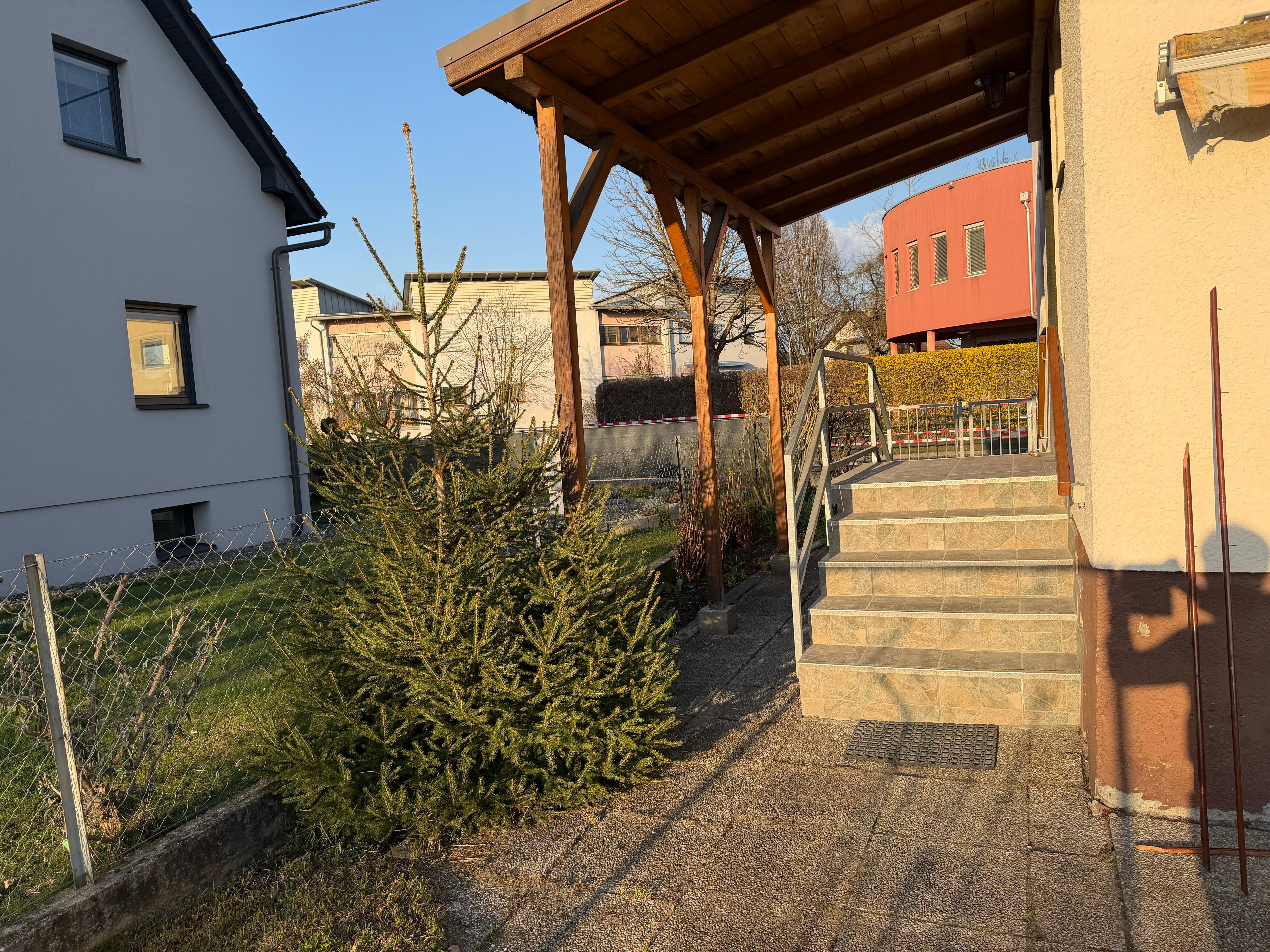 MonteurZimmer: Vorgarten - Idyllisches Einfamilienhaus in Klagenfurt für Arbeiter oder Urlauber