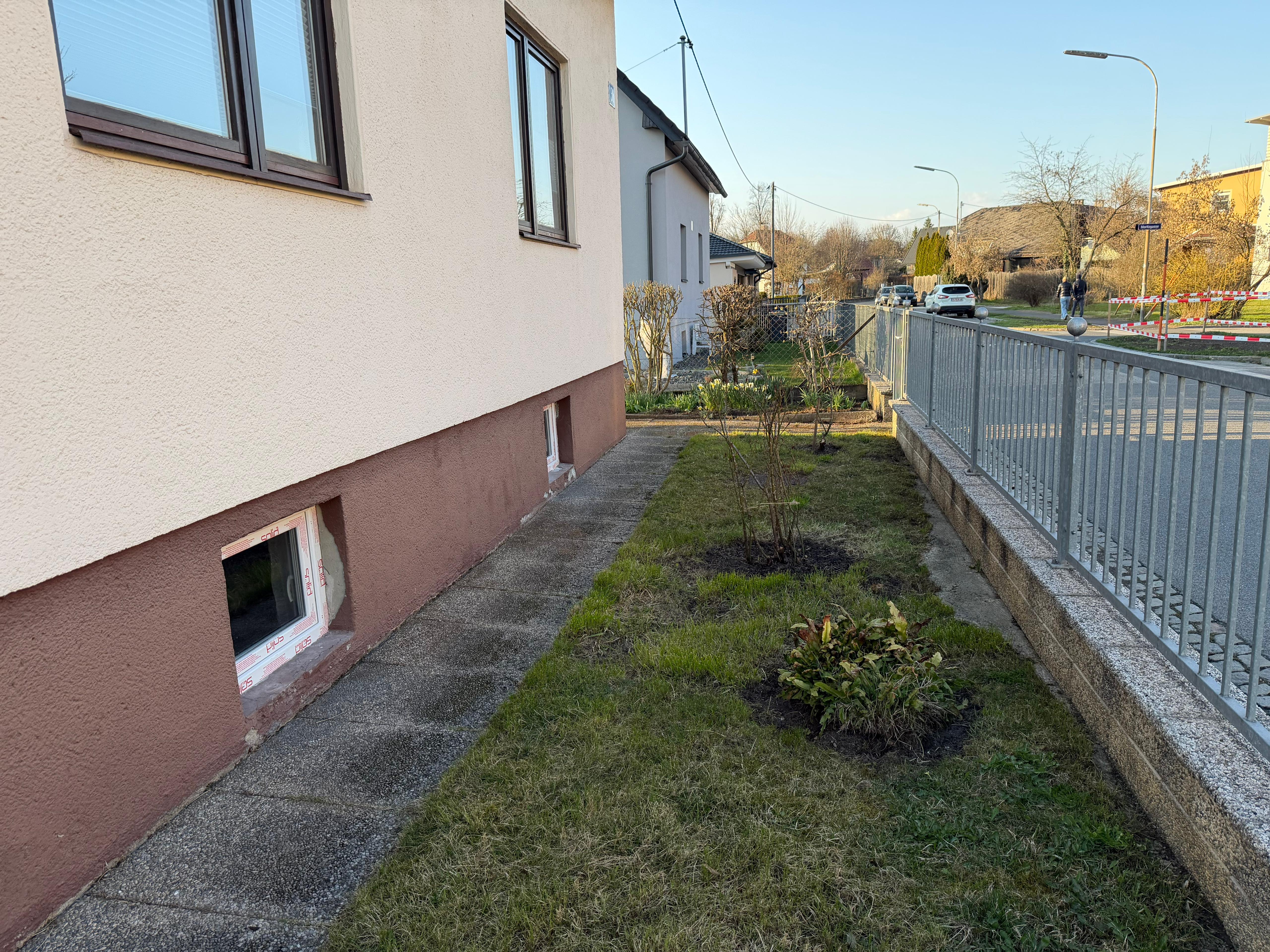 MonteurZimmer: Vorgarten - Idyllisches Einfamilienhaus in Klagenfurt für Arbeiter oder Urlauber