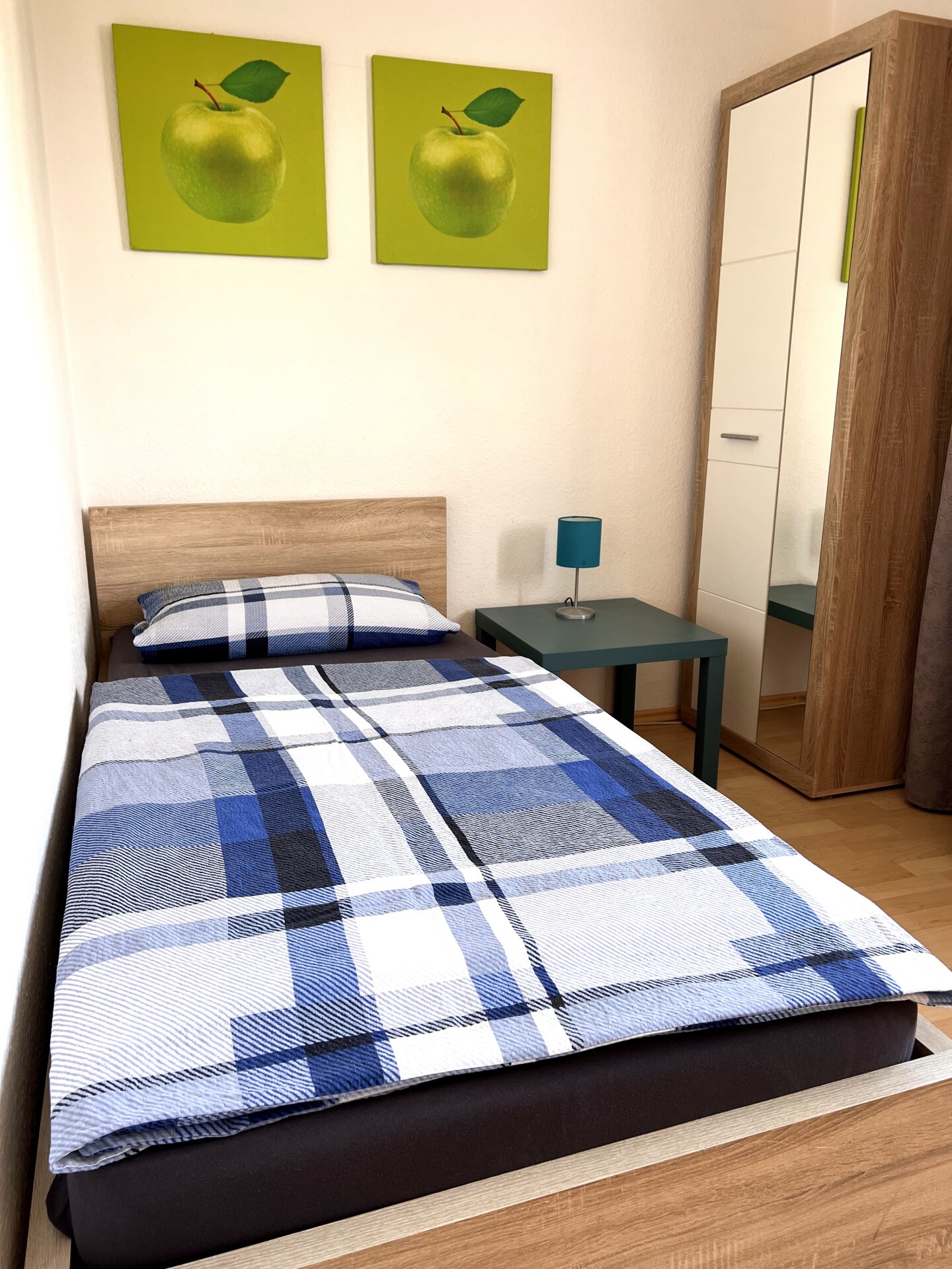 Monteur-Zimmer - Essen - Große Ferienwohnungen Oberhausen mit PKW-Stellplatz u. Waschmaschine