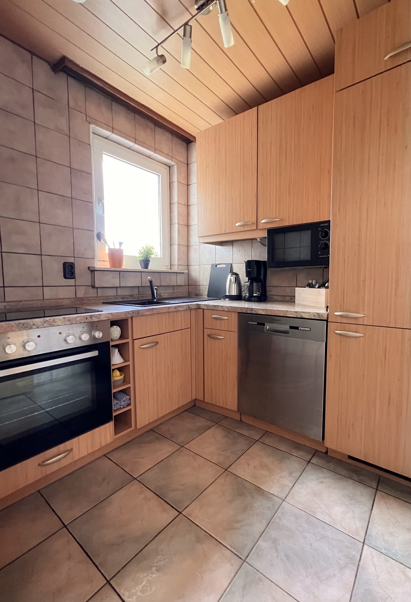 Monteur-Zimmer - Essen - Große Ferienwohnungen Oberhausen mit PKW-Stellplatz u. Waschmaschine