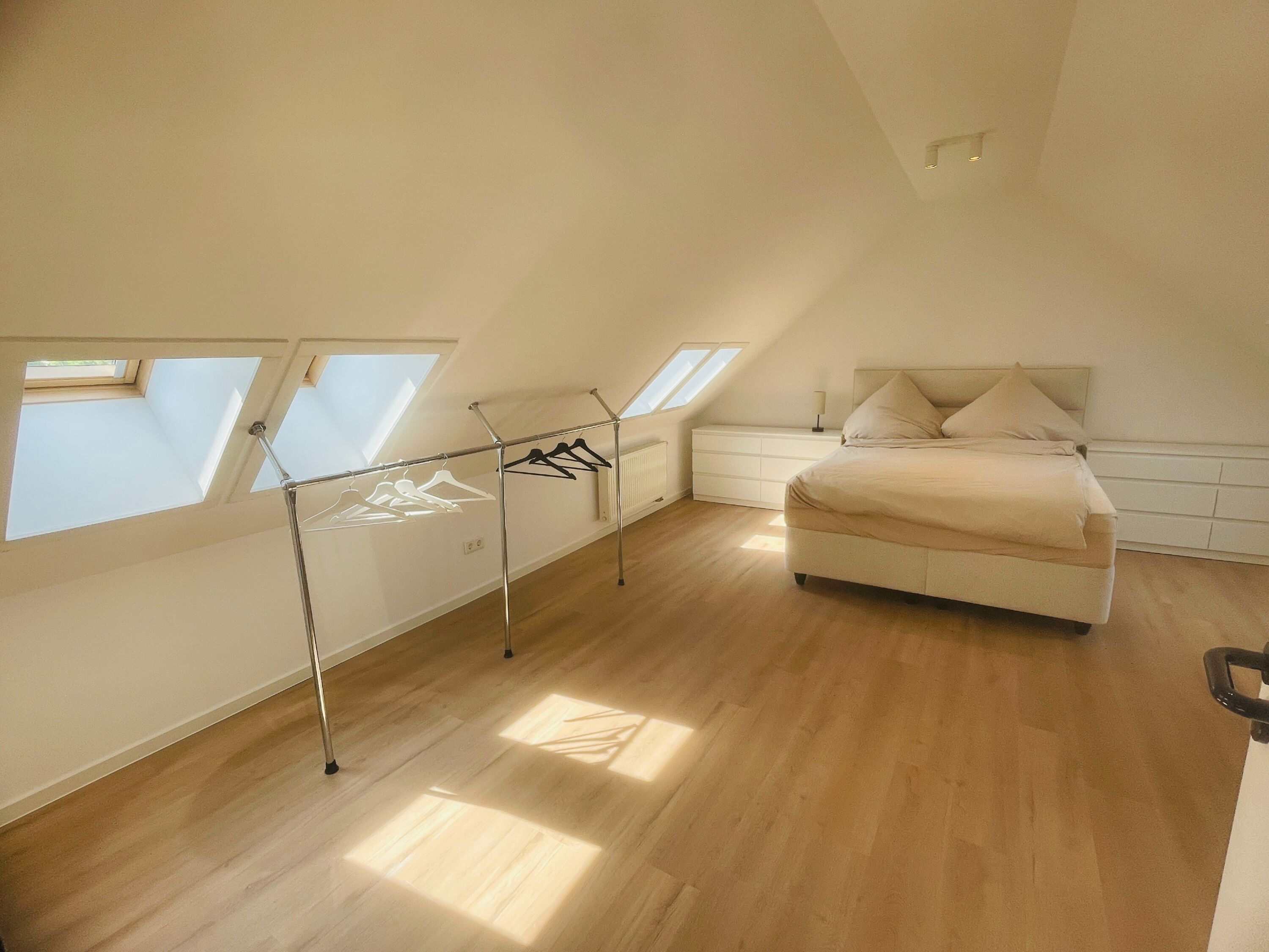 Monteur-Zimmer - Düsseldorf - Große voll ausgestattete Wohnung mit Stellplätzen in D-Rath