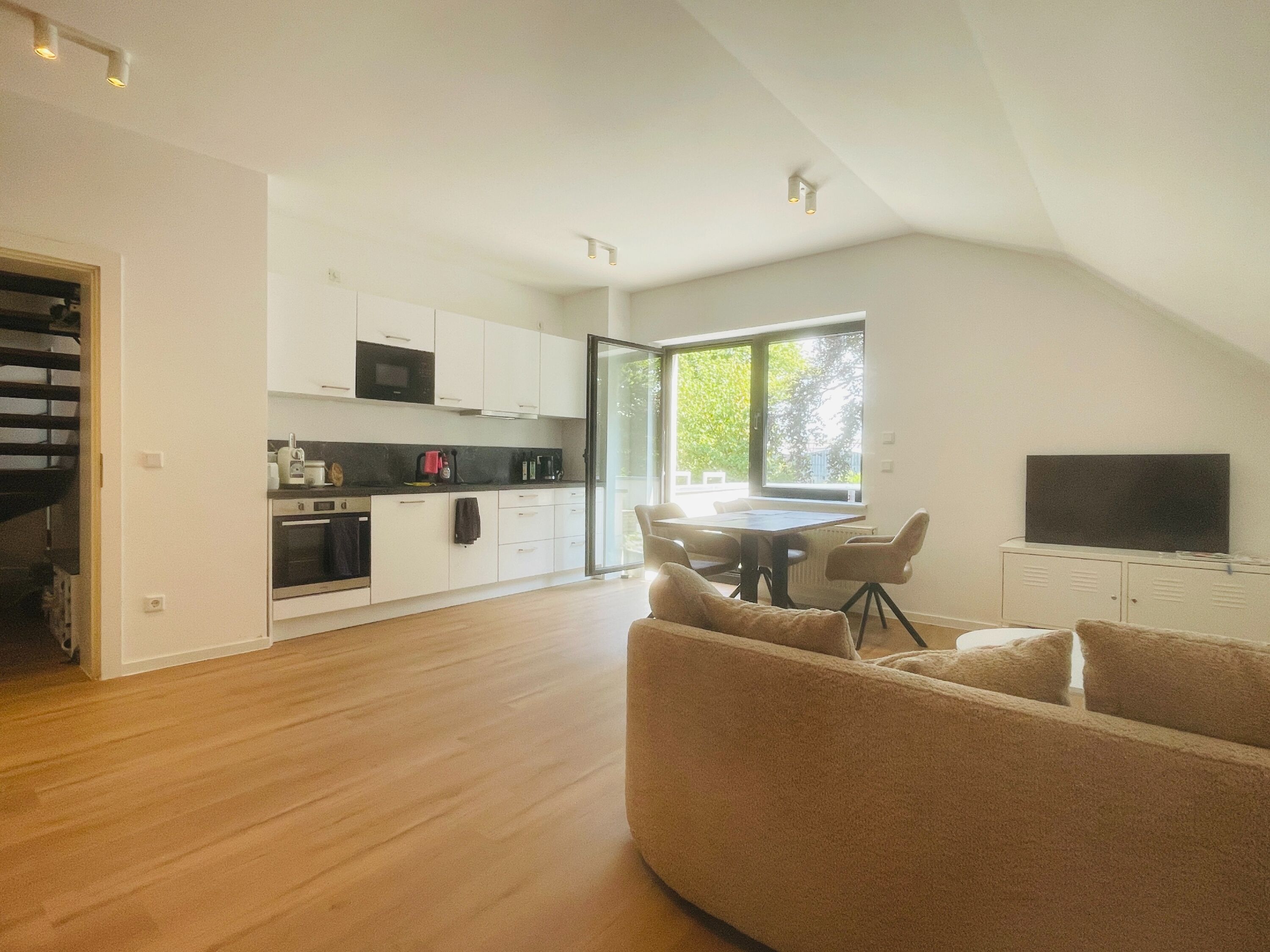 Monteur-Zimmer - Düsseldorf - Große voll ausgestattete Wohnung mit Stellplätzen in D-Rath