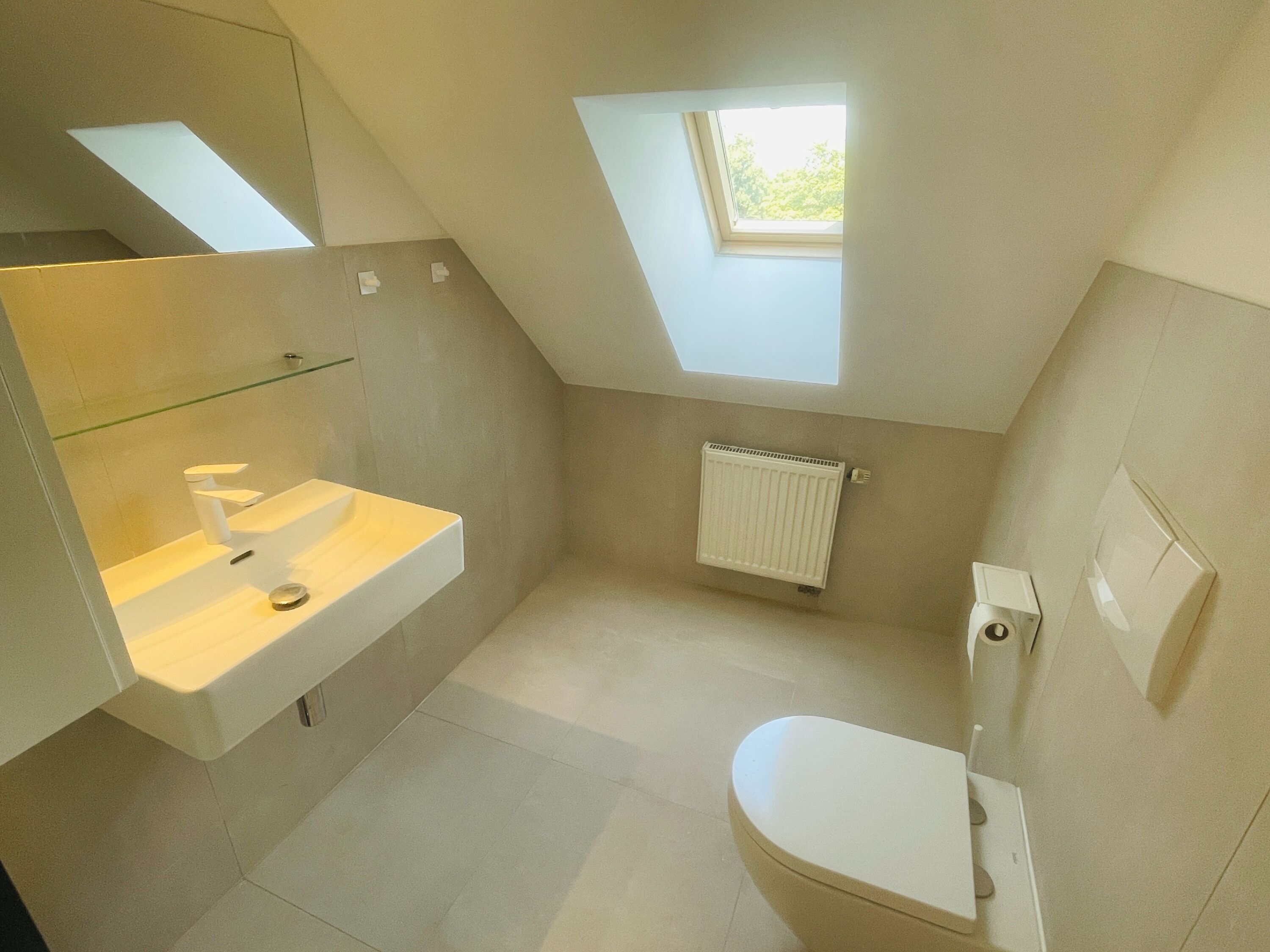 Monteur-Zimmer - Düsseldorf - Große voll ausgestattete Wohnung mit Stellplätzen in D-Rath