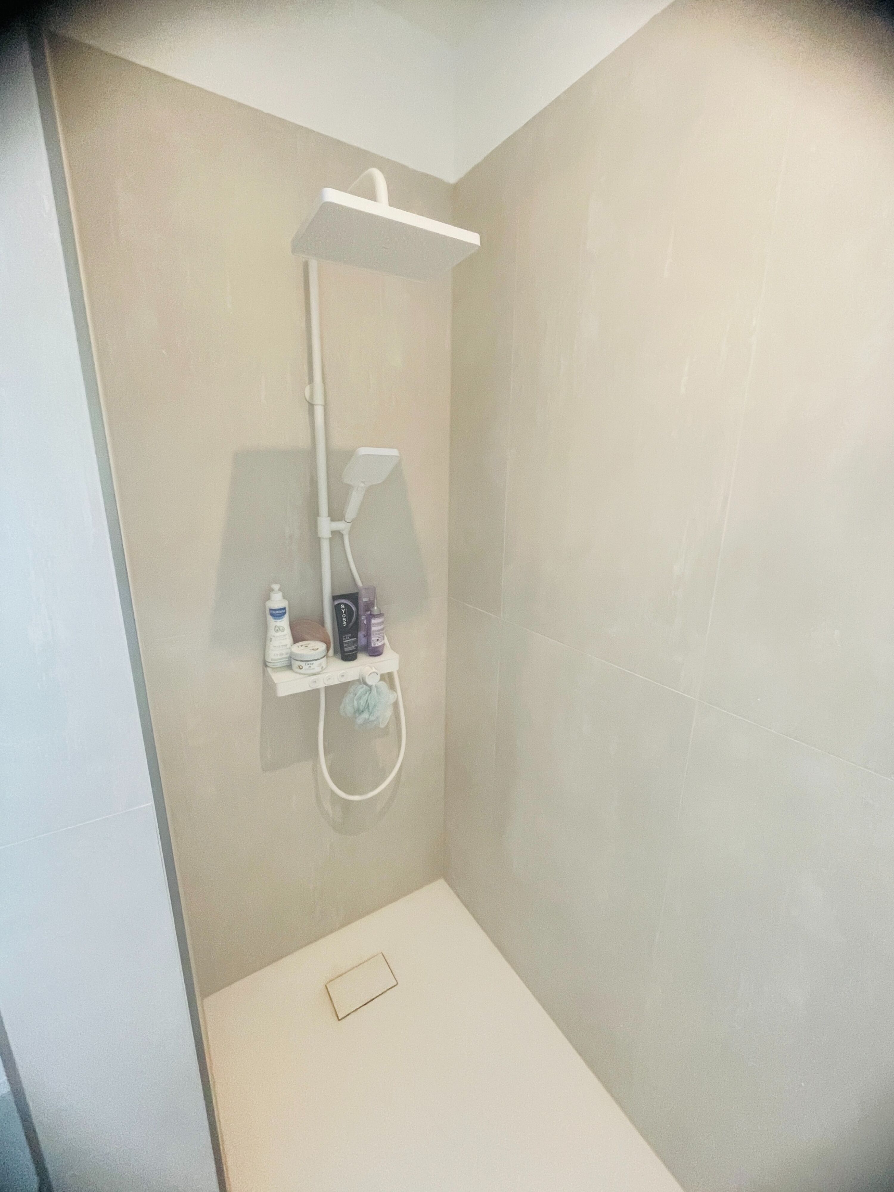 Monteur-Zimmer - Düsseldorf - Große voll ausgestattete Wohnung mit Stellplätzen in D-Rath