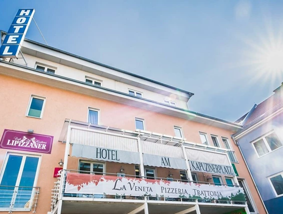 MonteurZimmer: Hotel am Kapuzinerplatz: Ihr innovatives Business Hotel im Herzen von Knittelfeld