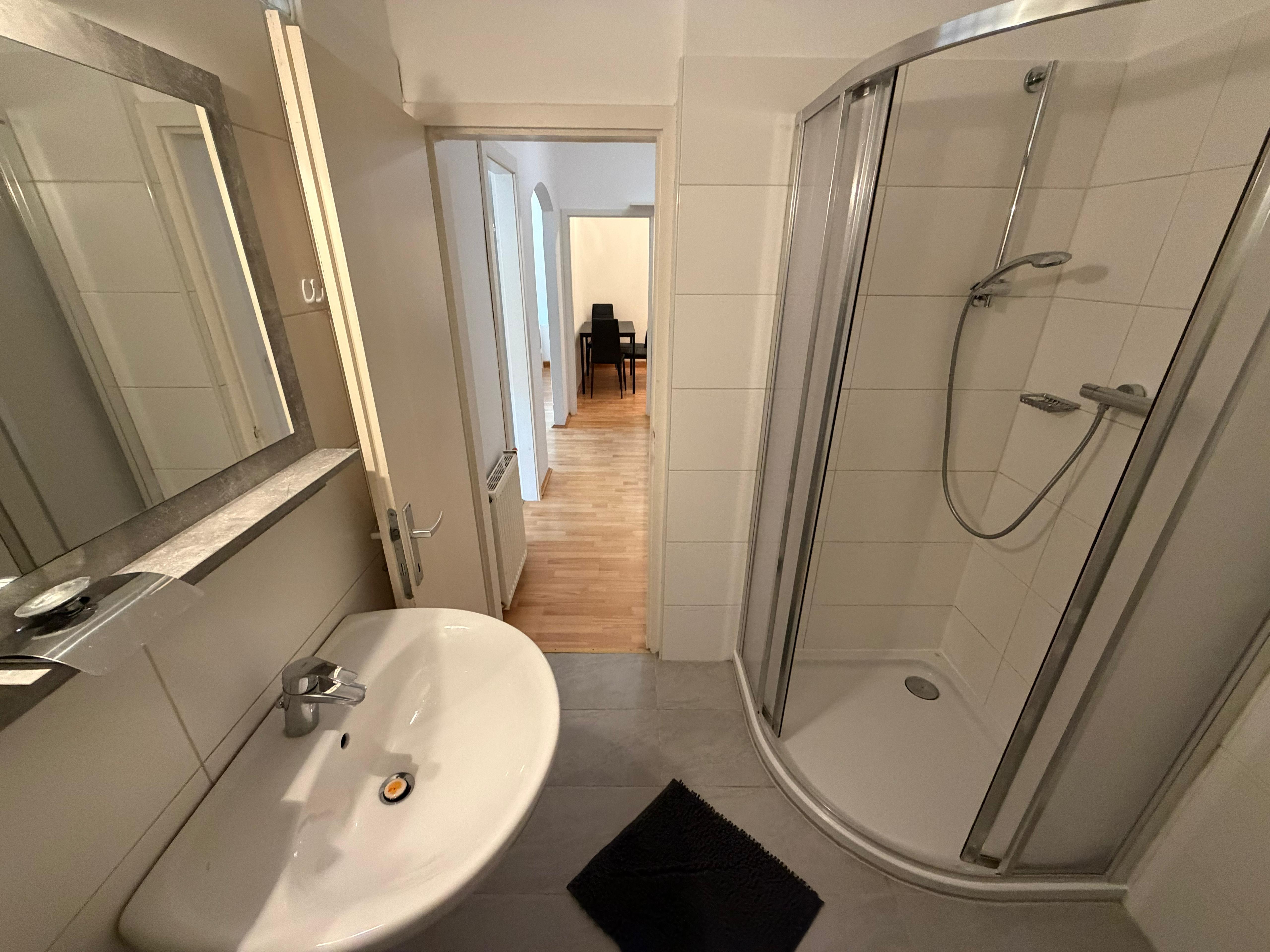 MonteurZimmer: Badezimmer - Monteur-Arbeiter Wohnung in Gewerbe-und Industriegebiet Nähe