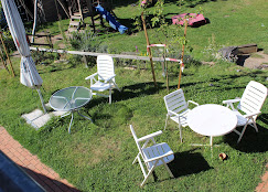 MonteurZimmer: Blick aus den Zimmern auf den Terrassenplatz. 
Der Spielplatzbereich ist privat. Aber Kinder dürfen ihn benutzen. - "Haus Apportin" B&B, Pension