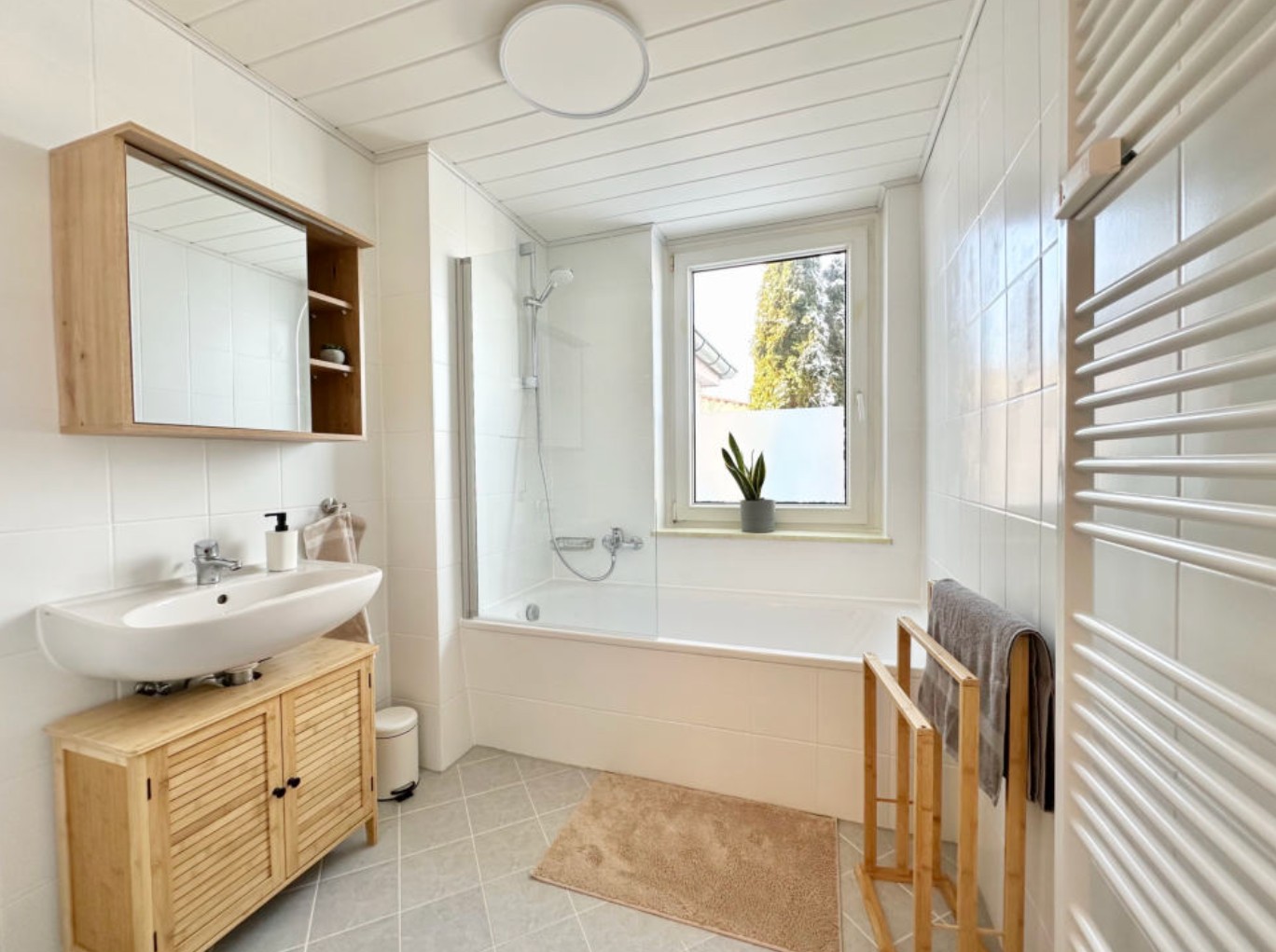 Monteur-Zimmer - Seelze - Hannover: Frisch sanierte Monteurwohnung: Parkplatz + TV + WLAN