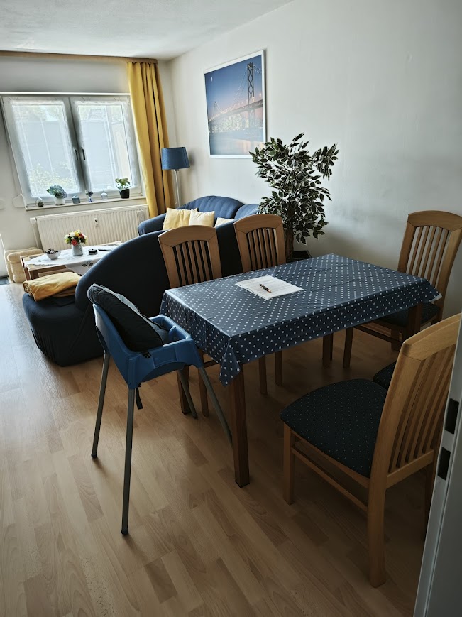 MonteurZimmer: Wohnzimmer mit Essecke und Sofaecke - Ferienwohnung Leineblick