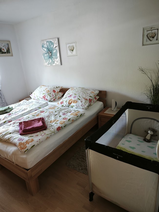 MonteurZimmer: Schlafzimmer 1 optional mit Doppelbett und Baby-Reisebett - Ferienwohnung Leineblick