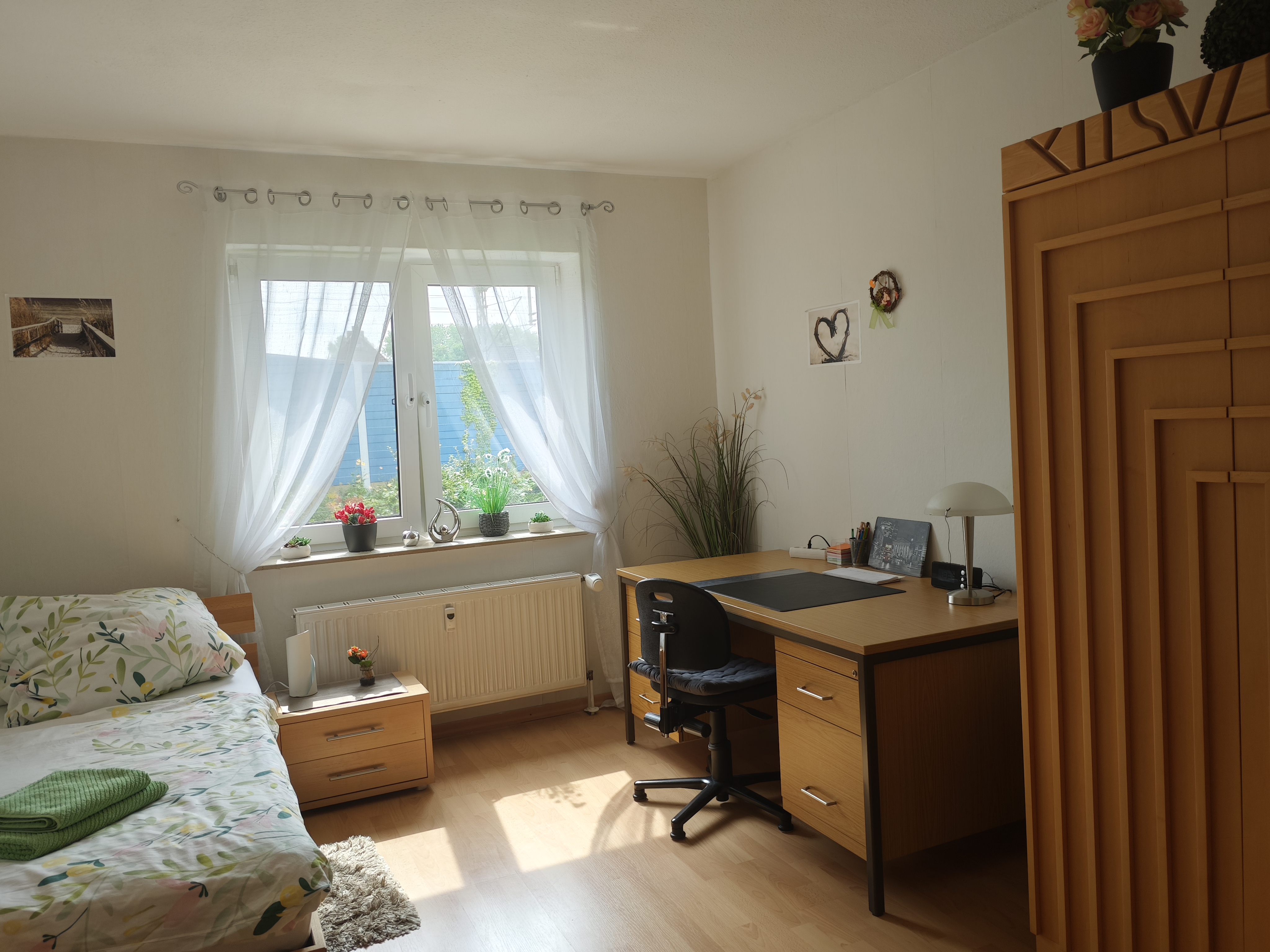 MonteurZimmer: Schlafzimmer 2 mit Schreibtisch - Ferienwohnung Leineblick