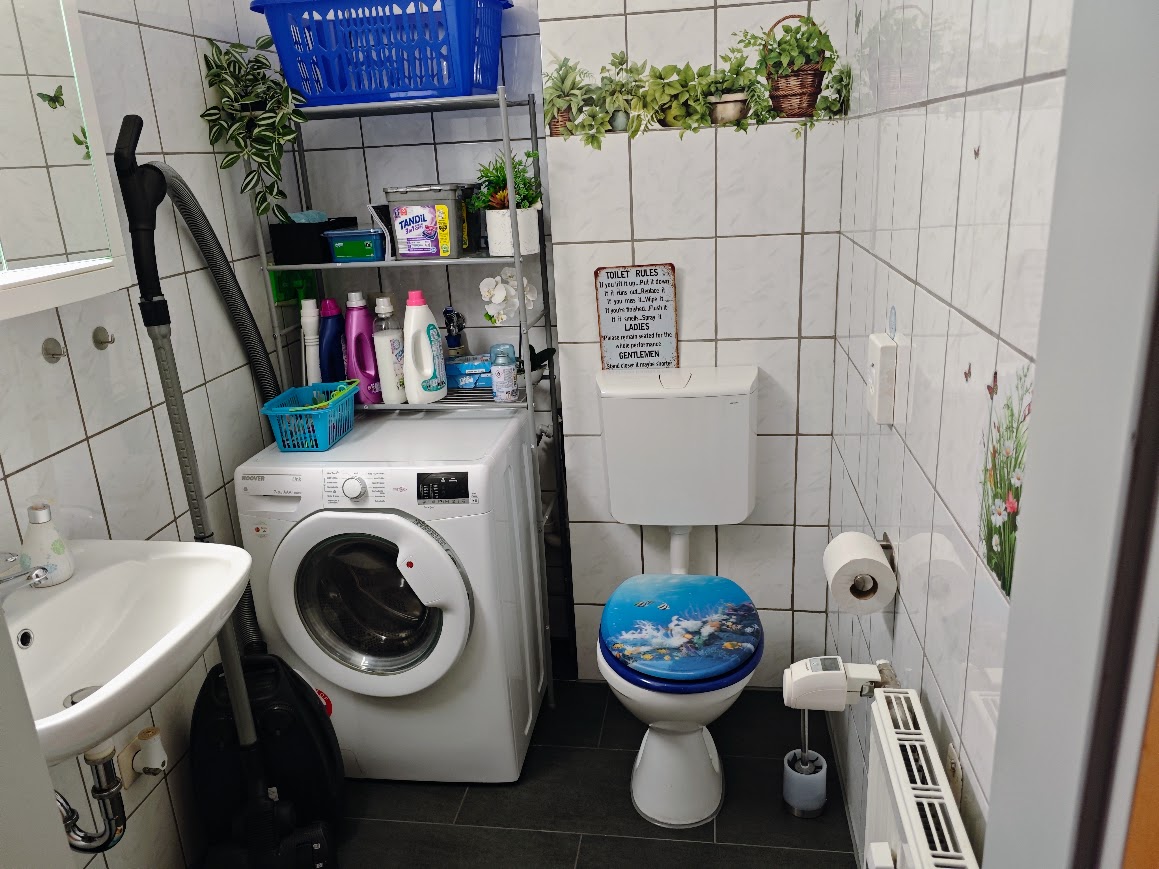 MonteurZimmer: Gäste WC mit Waschmaschine - Ferienwohnung Leineblick