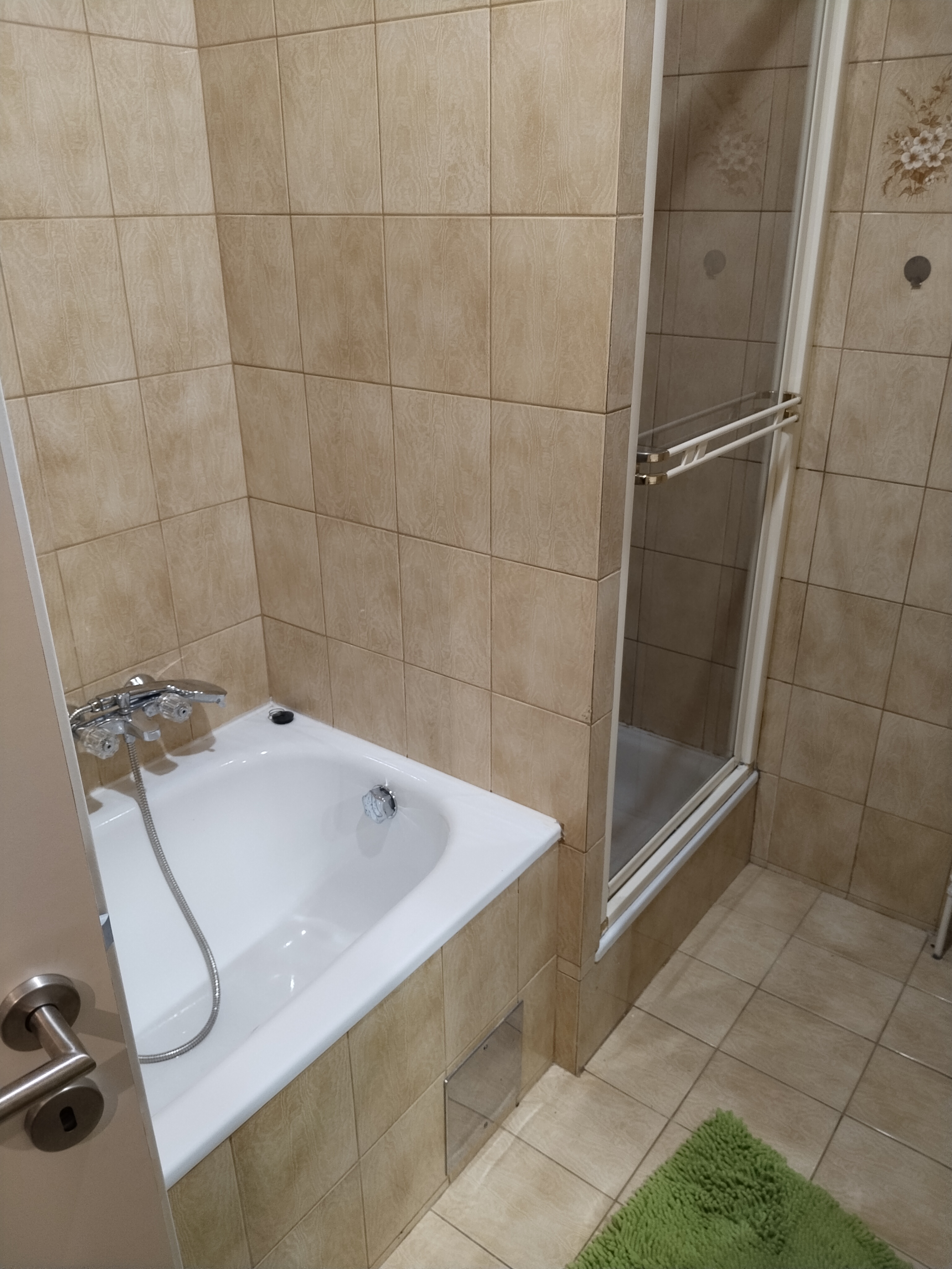 MonteurZimmer: Dusche Duschwanne - Apartment with 4rooms