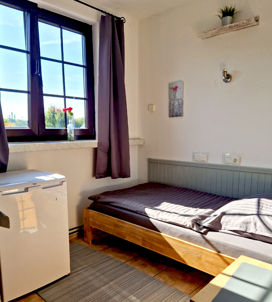 MonteurZimmer: Einzelzimmer mit Bad Dusche und WC eigenem Kühlschrank sowie Smart TV und Zimmerreinigung zweimal wöchentlich. - Pension Moers am Geleucht