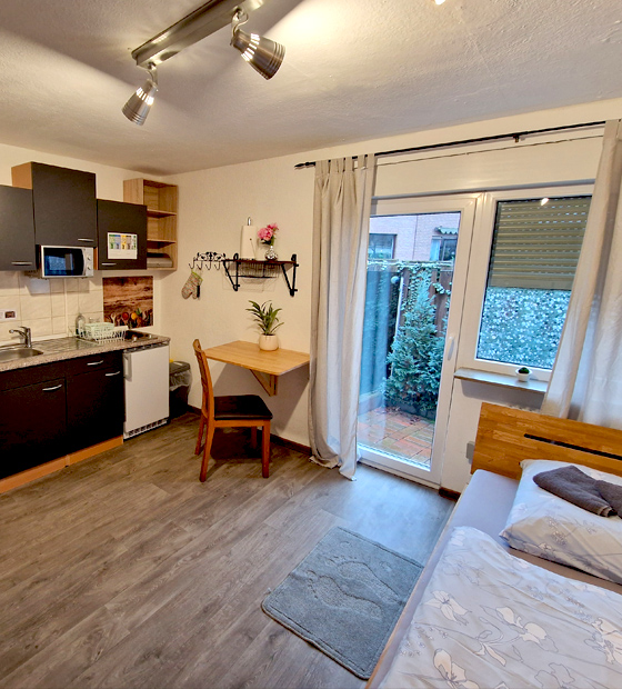 MonteurZimmer: Single Apartment mit Dusche WC und eigener Kompaktküche. - Pension Moers am Geleucht