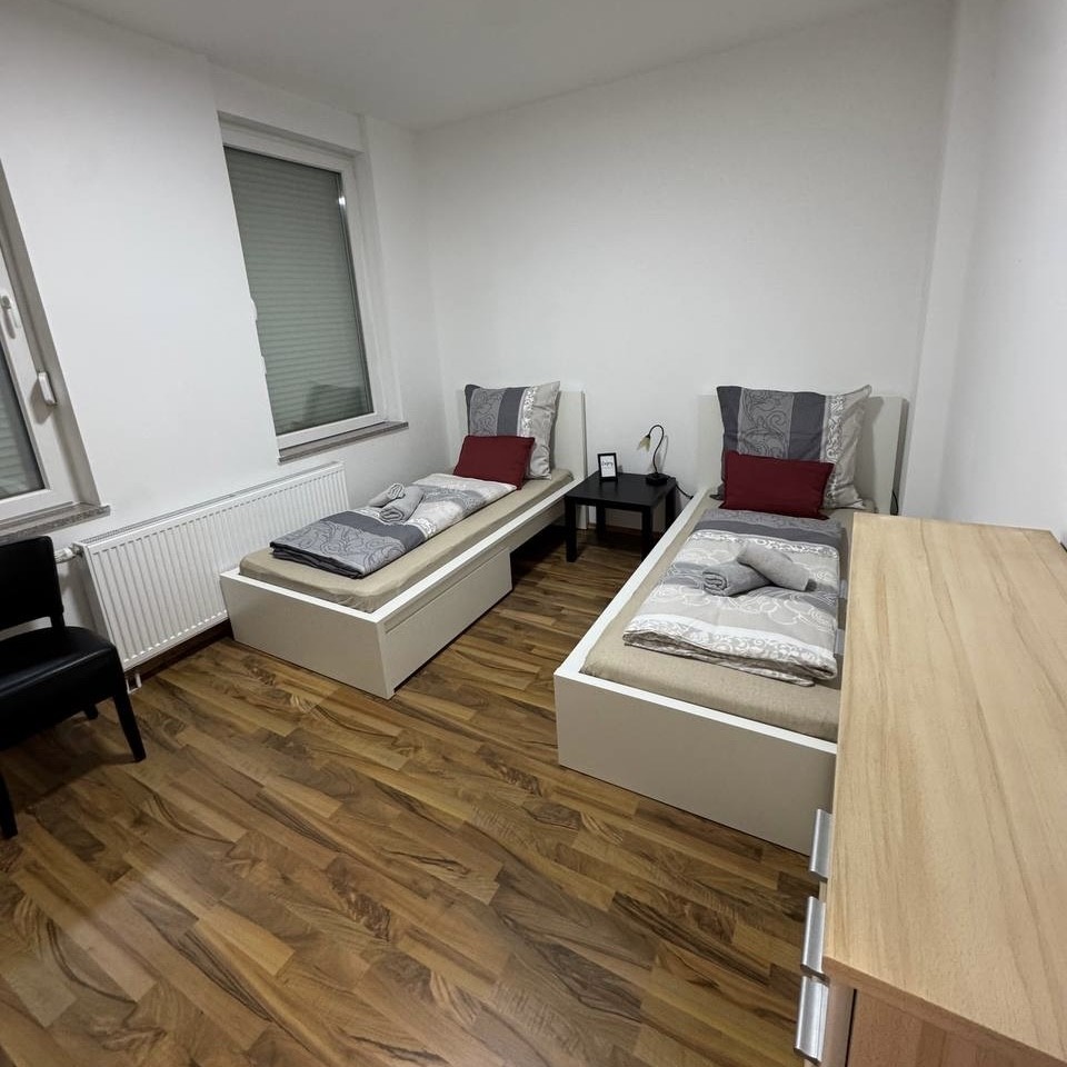 Monteur-Zimmer - Düsseldorf - Haus für Firmen in Solingen, möbliert, Parkplatz, 12+ Pers.